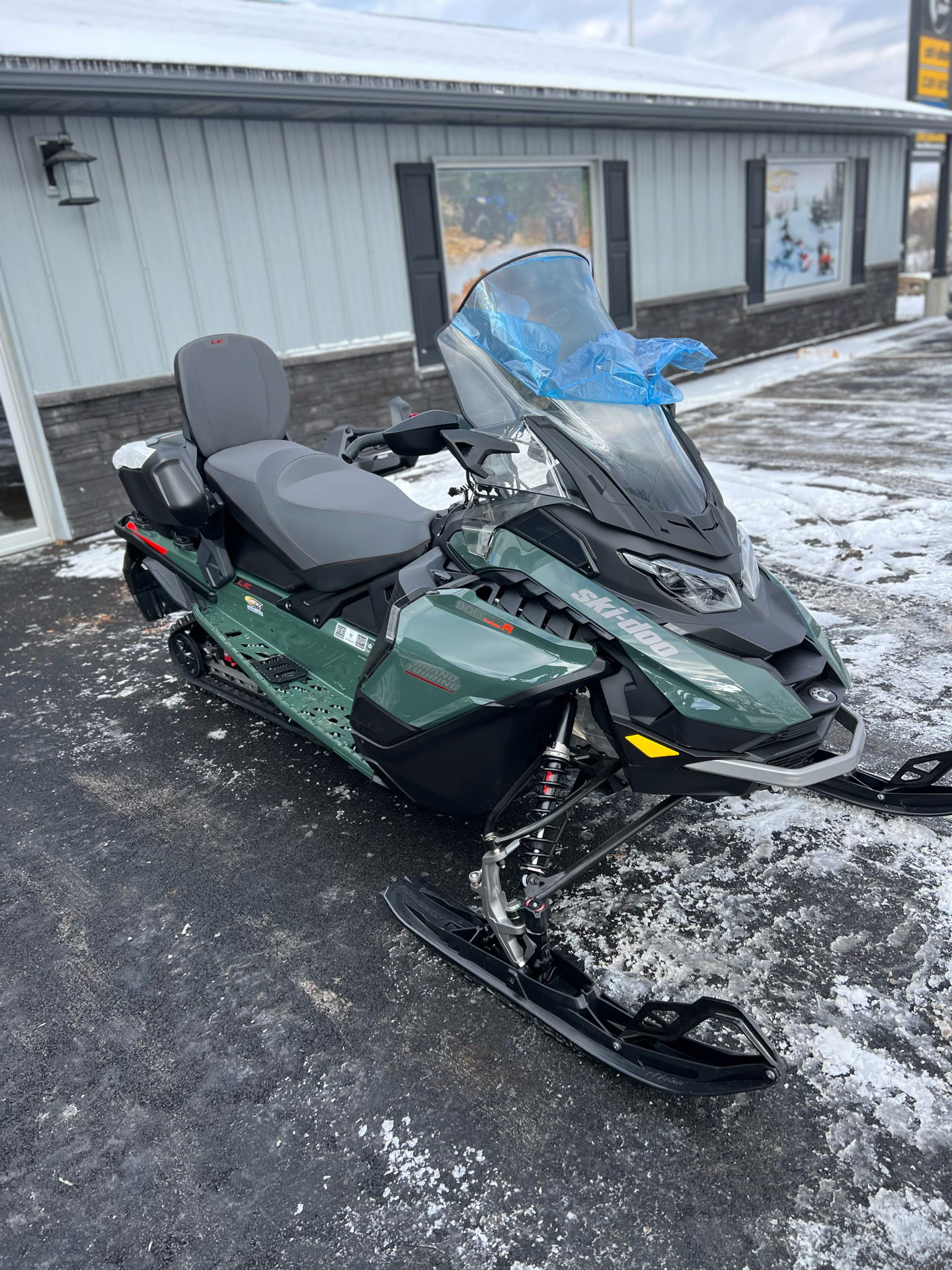 2024 Ski-Doo Grand Touring LE with Luxury Package 900 ACE Turbo R Silent Ice Track II 1.25 in Weedsport, New York - Photo 2
