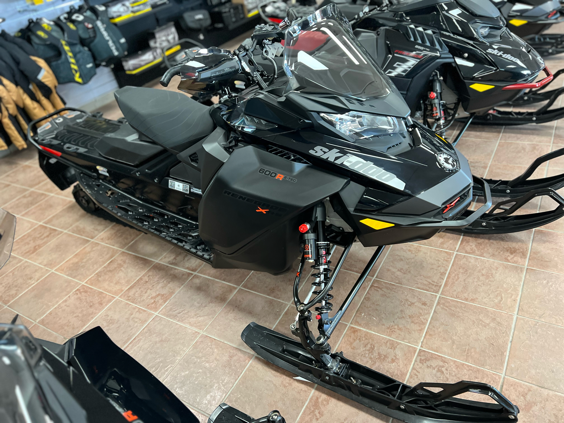2023 Ski-Doo Renegade X-RS 600 E-TEC w/ Competition pkg. 2-ply Ripsaw 1.25 in Weedsport, New York - Photo 2