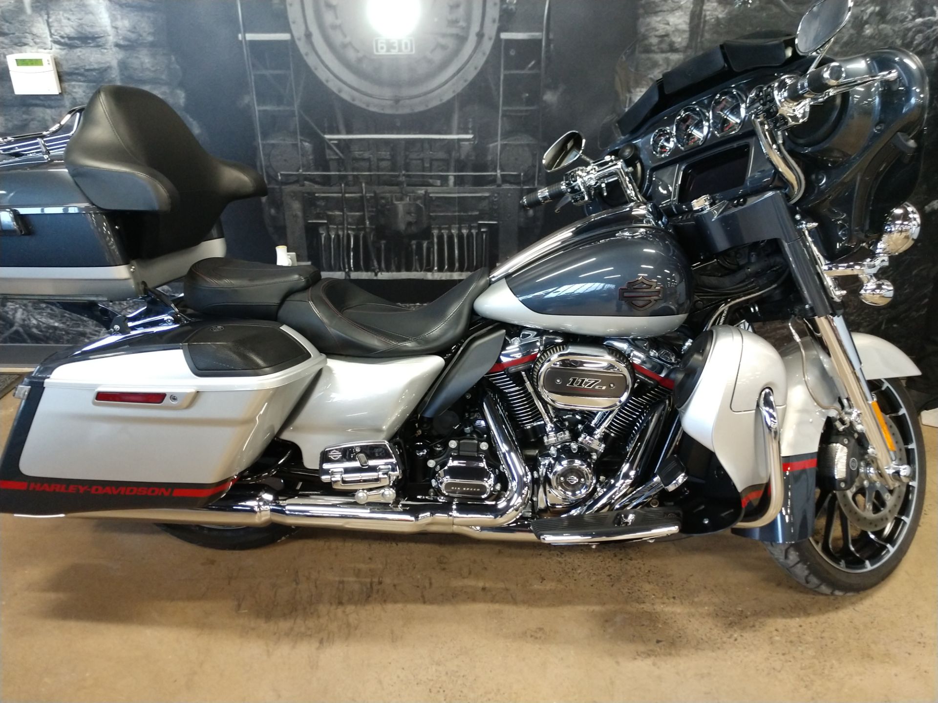 2019 Harley-Davidson CVO™ Street Glide® in Duncansville, Pennsylvania - Photo 2