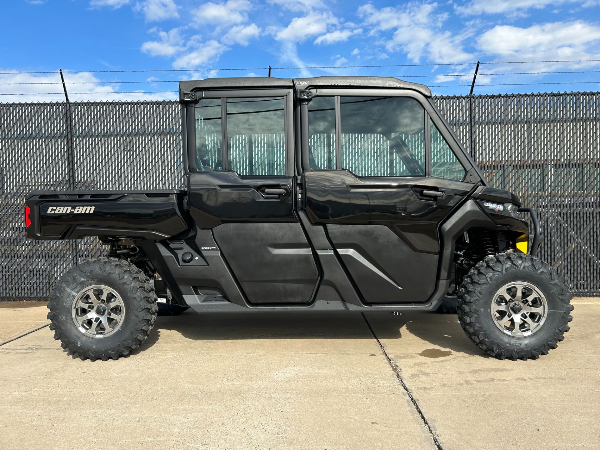 2024 Can-Am Defender MAX Lone Star CAB HD10 in Greenville, Texas - Photo 2