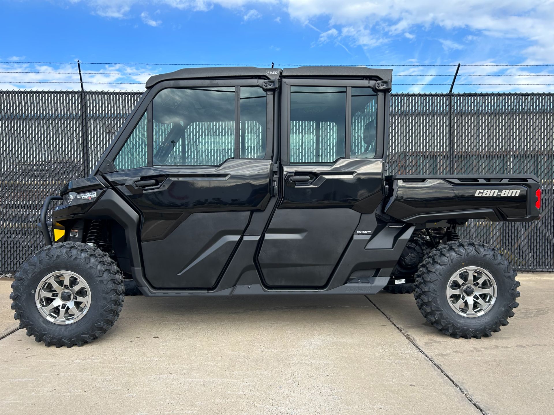 2024 Can-Am Defender MAX Lone Star CAB HD10 in Greenville, Texas - Photo 3