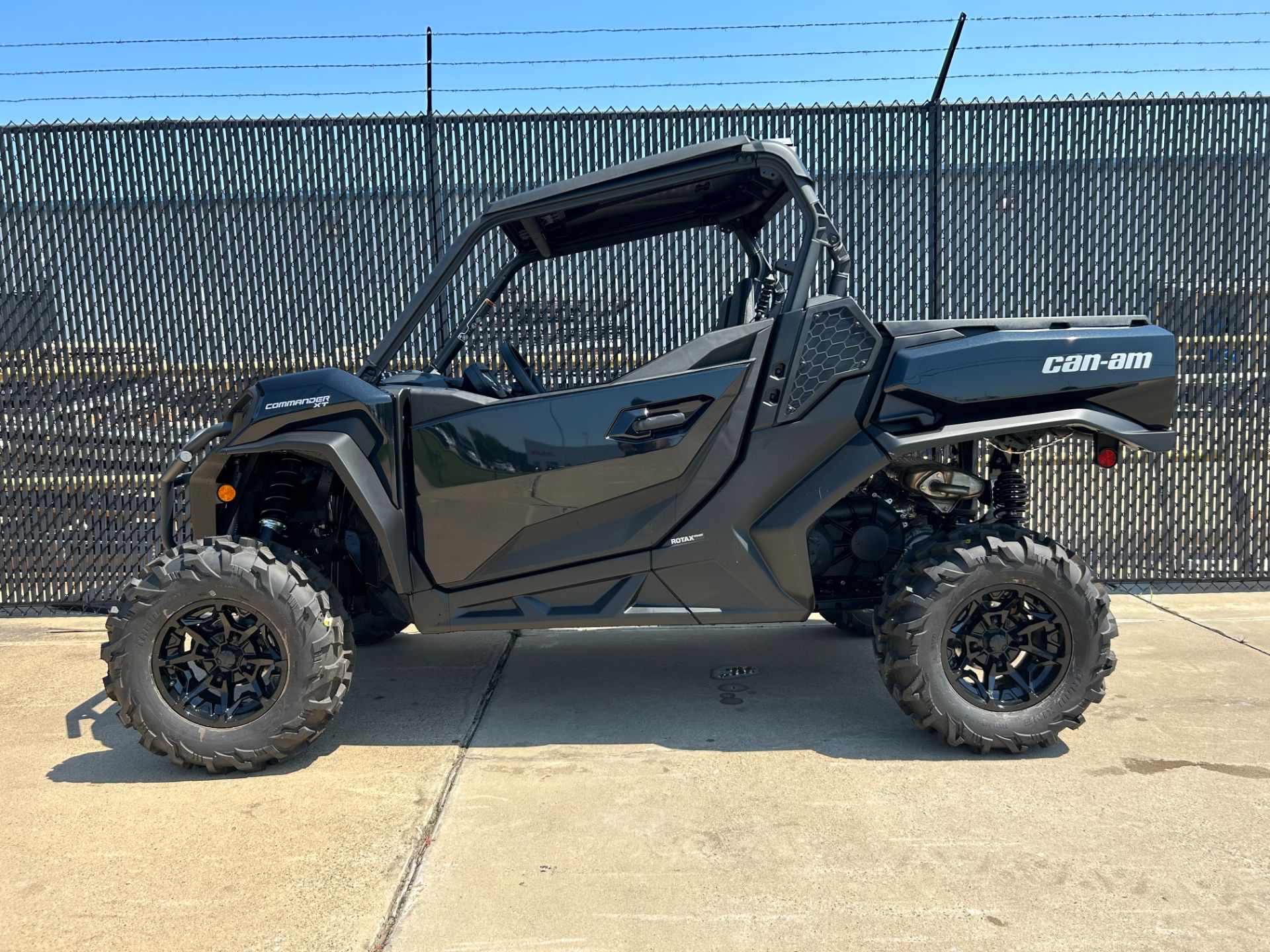 2023 Can-Am Commander XT 700 in Greenville, Texas - Photo 2