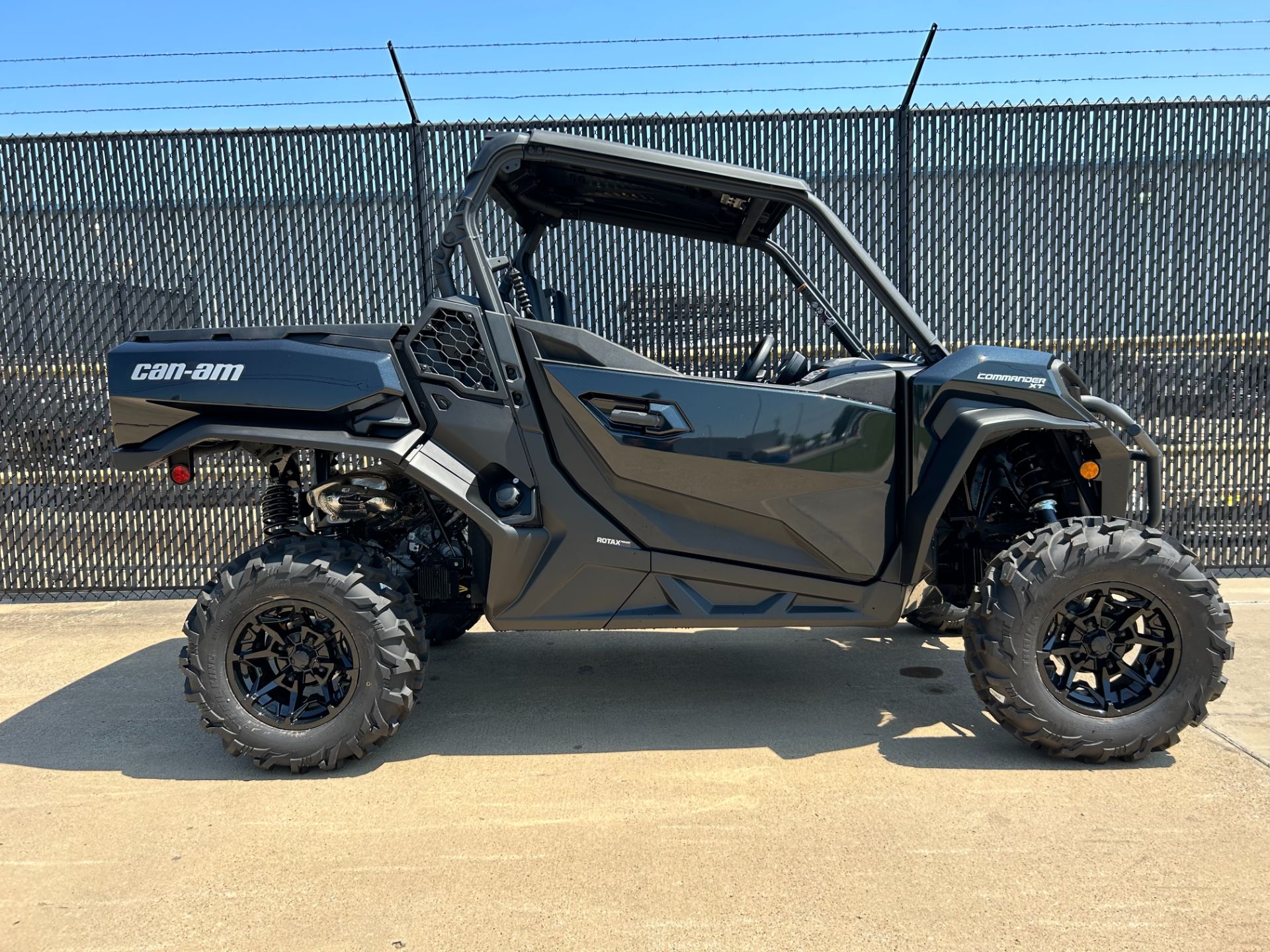 2023 Can-Am Commander XT 700 in Greenville, Texas - Photo 3