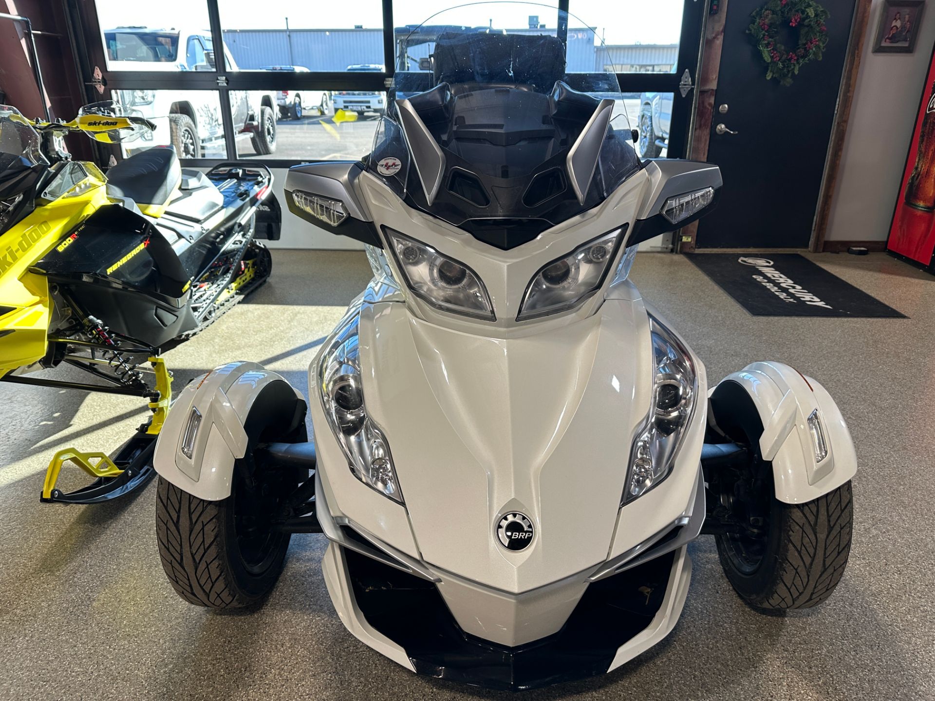 2016 Can-Am Spyder RT-S SE6 in Roscoe, Illinois - Photo 2
