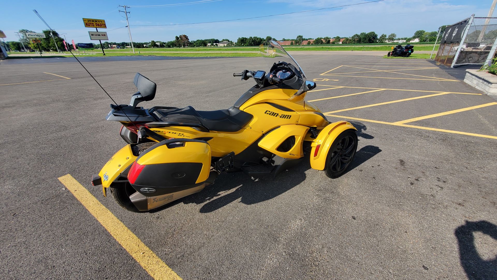 2013 Can-Am Spyder® ST-S SE5 in Roscoe, Illinois - Photo 5