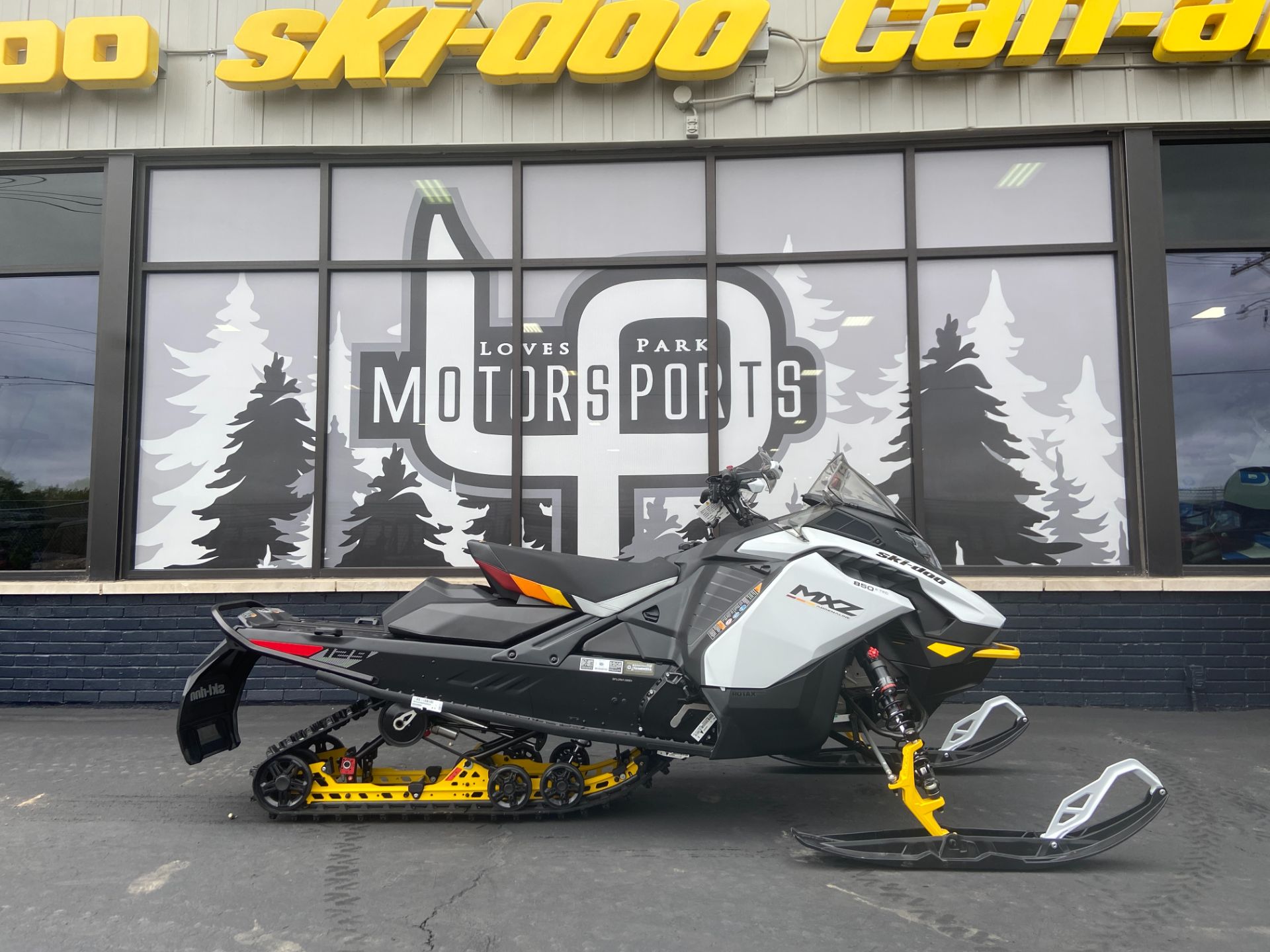 2024 Ski-Doo MXZ Adrenaline with Blizzard Package 129 850 E-TEC ES Ice Ripper XT 1.25 in Roscoe, Illinois - Photo 1