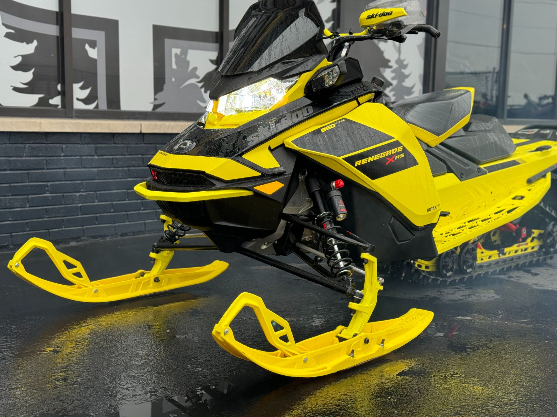 2021 Ski-Doo Renegade X-RS 850 E-TEC ES Ice Ripper XT 1.5 w/ Premium Color Display in Roscoe, Illinois - Photo 3