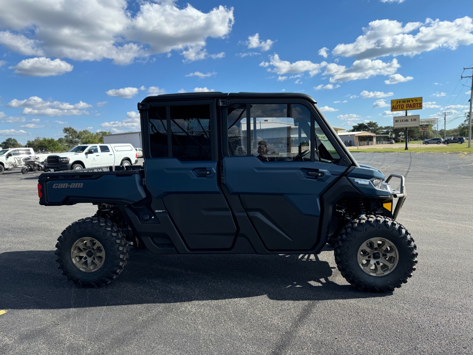 2025 Can-Am Defender MAX Limited in Roscoe, Illinois - Photo 8