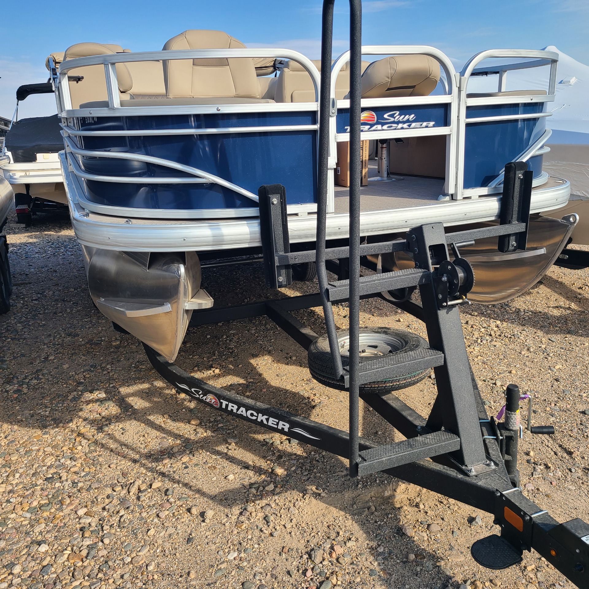 2023 Sun Tracker Fishin' Barge 20 in Rapid City, South Dakota - Photo 2