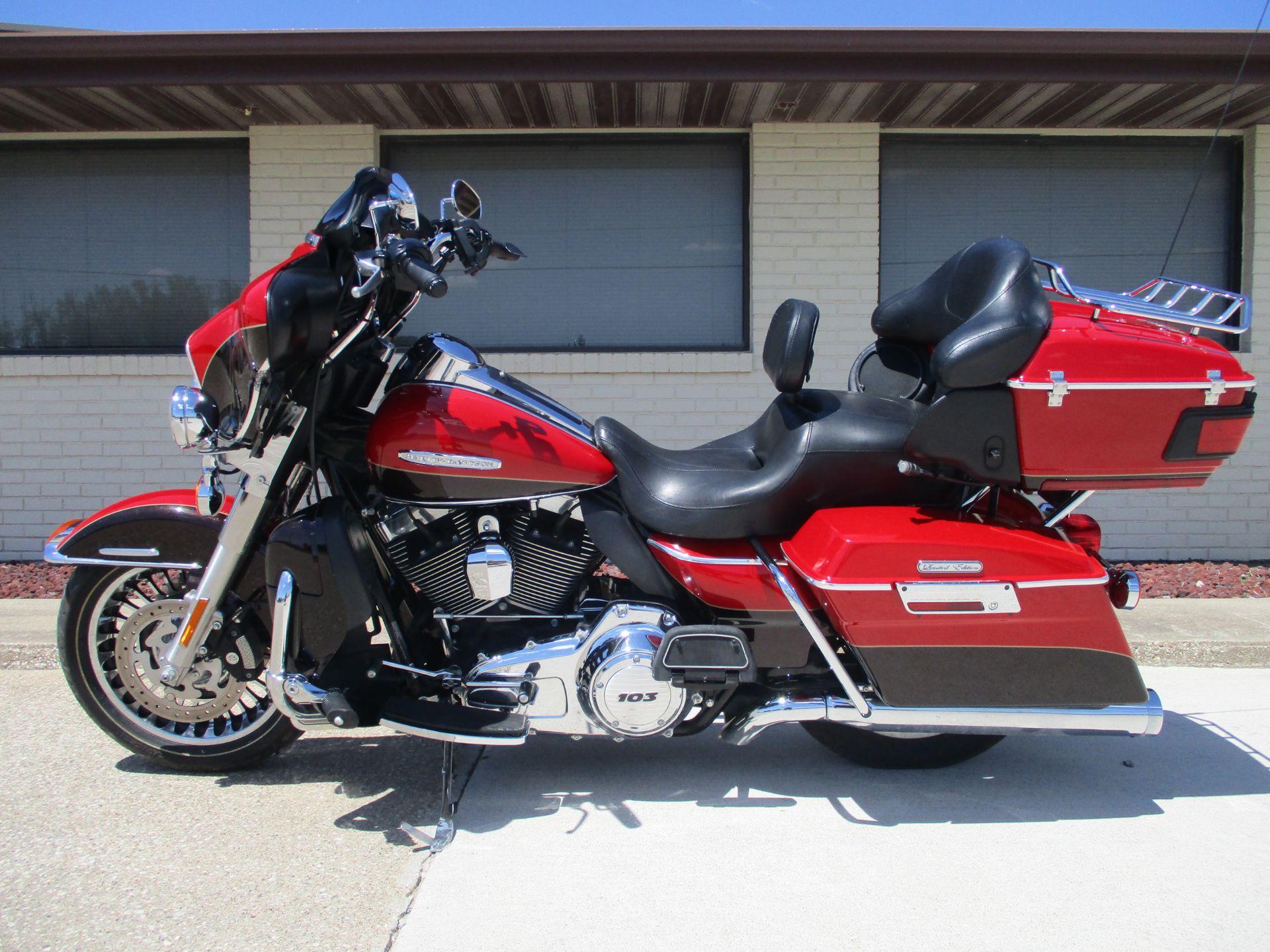 2011 Harley-Davidson Electra Glide® Ultra Limited in Winterset, Iowa - Photo 2