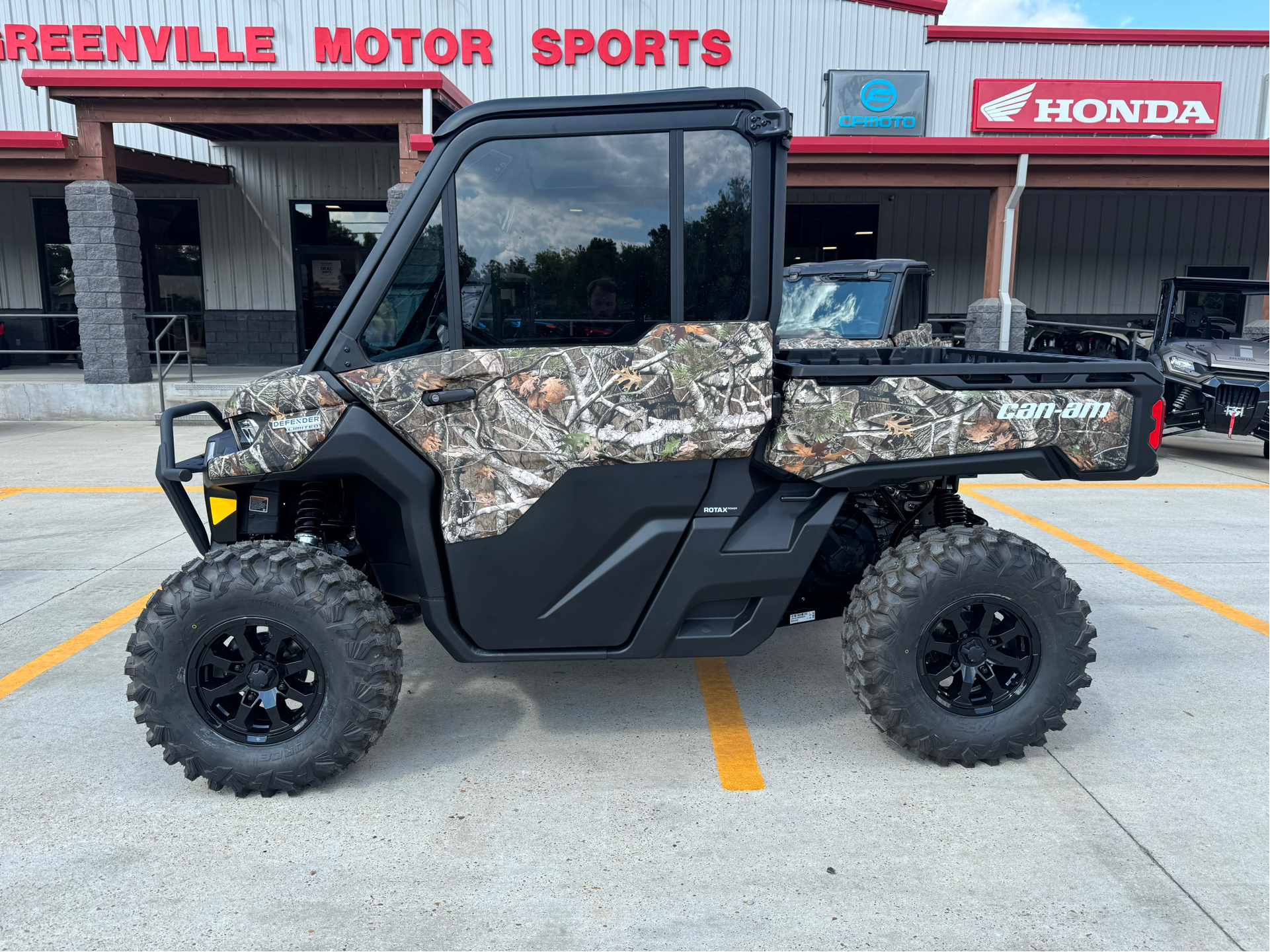 2025 Can-Am Defender Limited in Leland, Mississippi - Photo 2