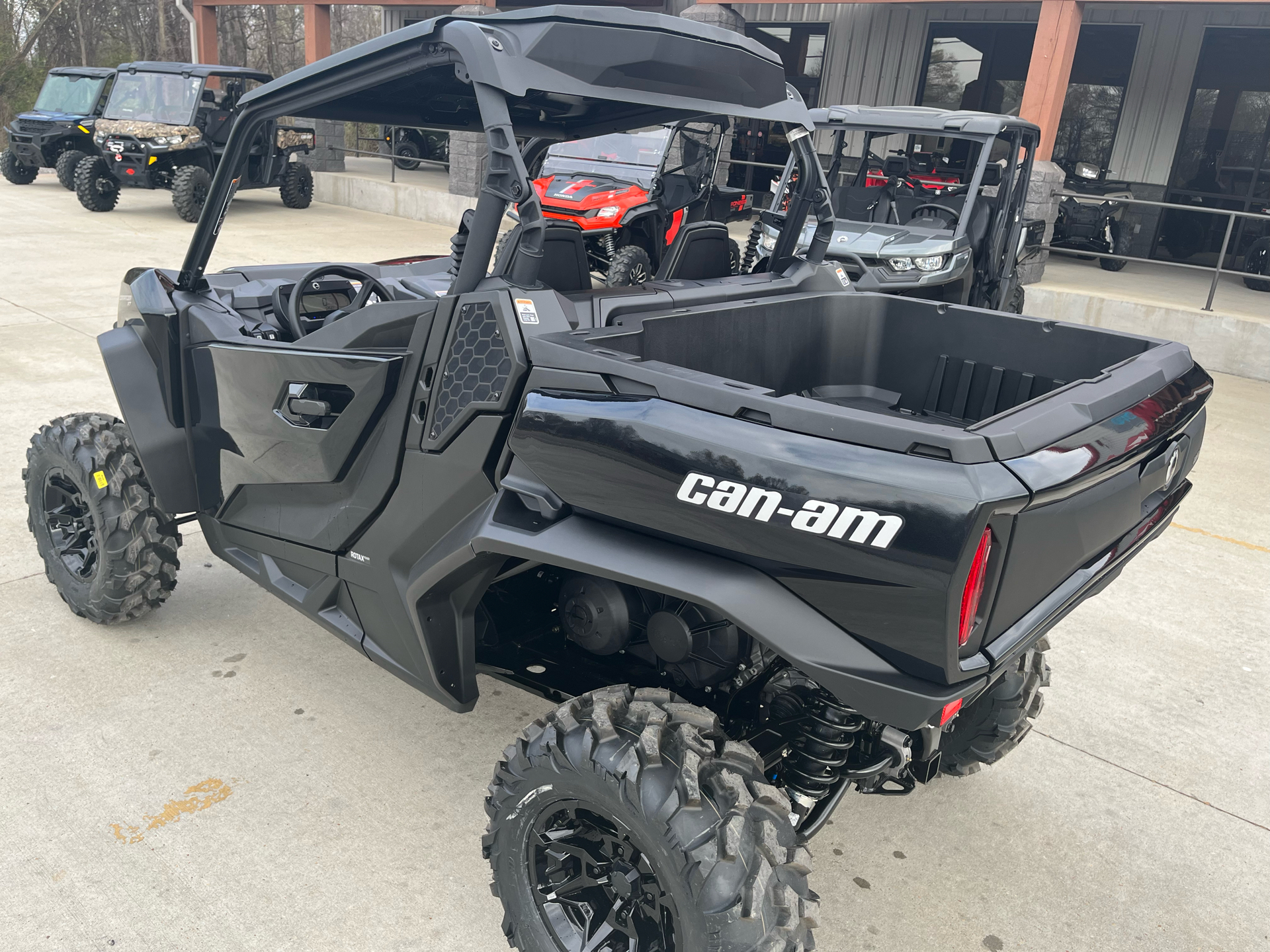 2023 Can-Am Commander XT 700 in Leland, Mississippi - Photo 3