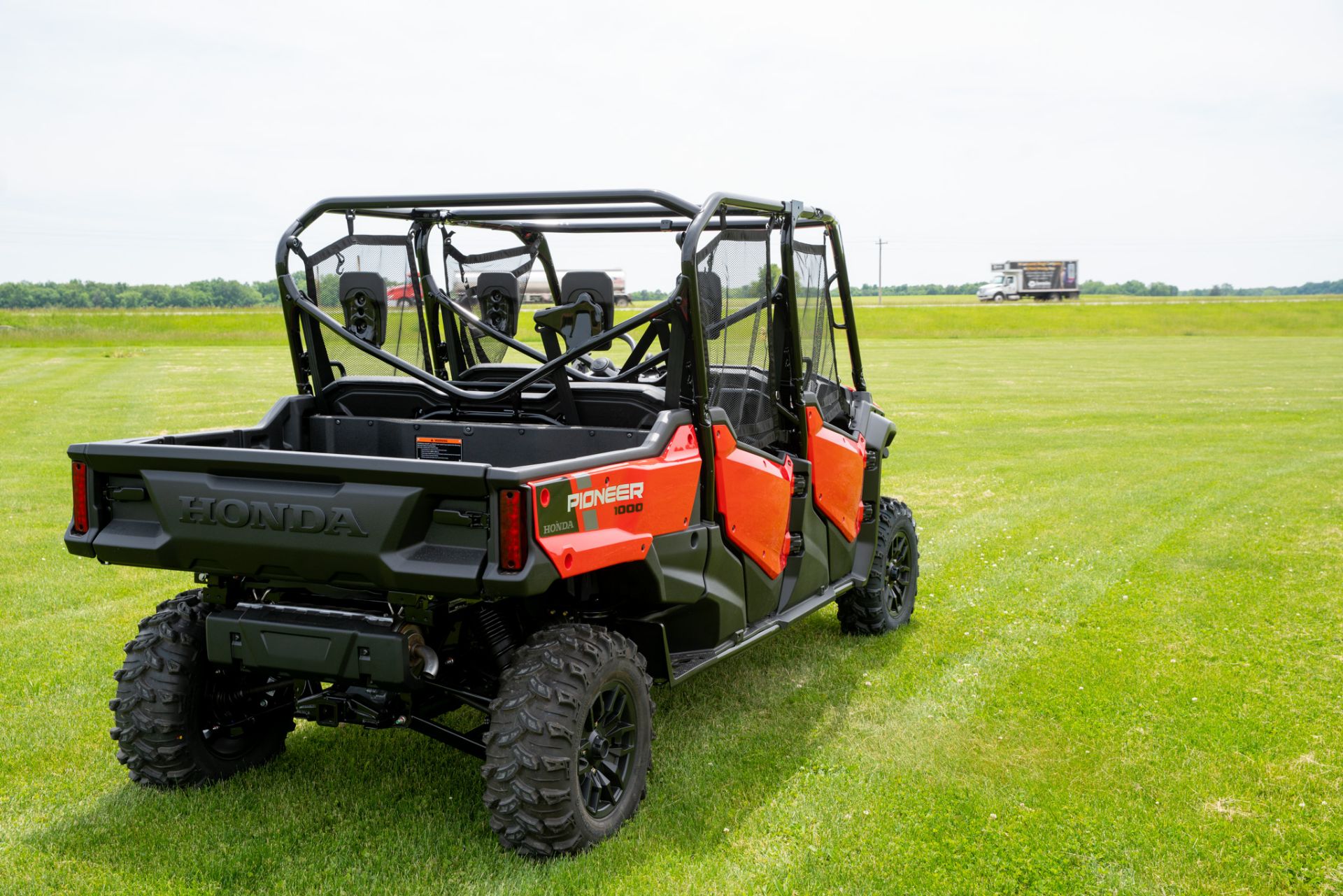 2024 Honda Pioneer 1000-6 Deluxe Crew in Charleston, Illinois - Photo 8