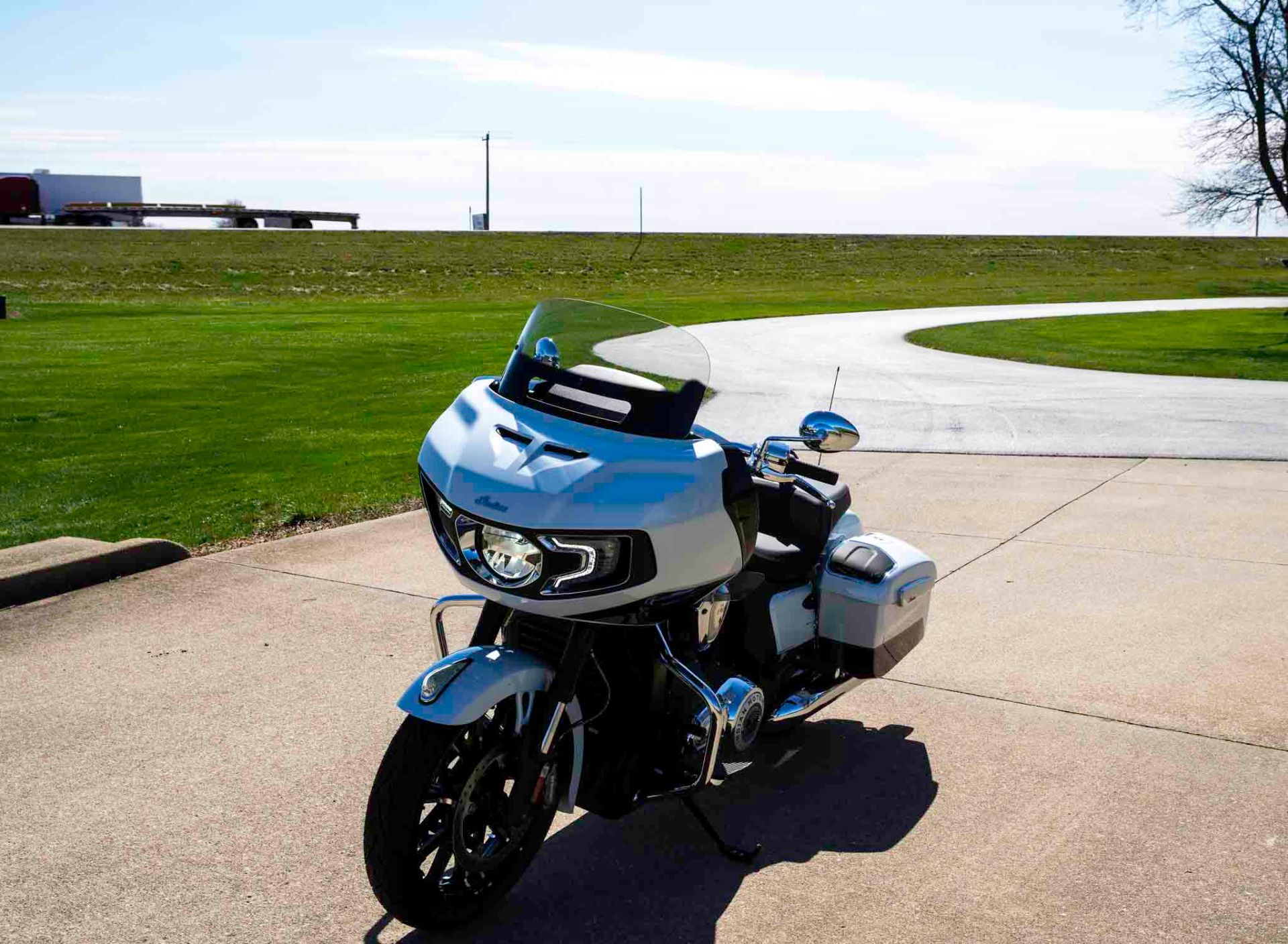 2024 Indian Motorcycle Challenger® Limited with PowerBand Audio Package in Charleston, Illinois - Photo 4