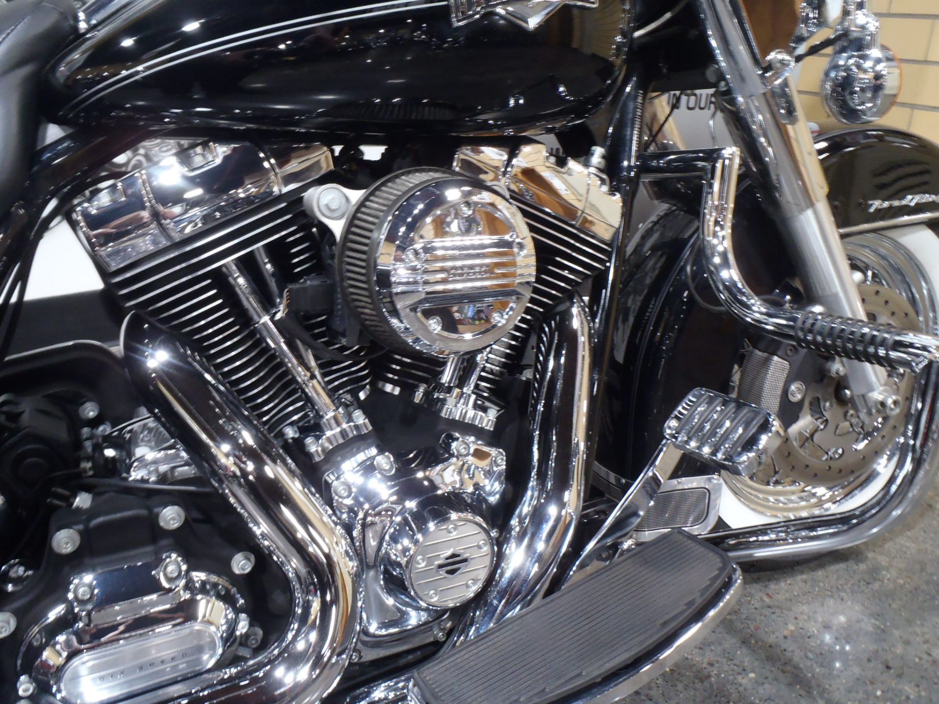2013 Harley-Davidson Road King® Classic in South Saint Paul, Minnesota - Photo 5