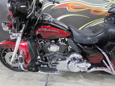 2011 Harley-Davidson CVO™ Ultra Classic® Electra Glide® in South Saint Paul, Minnesota - Photo 15