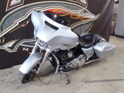 2015 Harley-Davidson Street Glide® Special in South Saint Paul, Minnesota - Photo 11