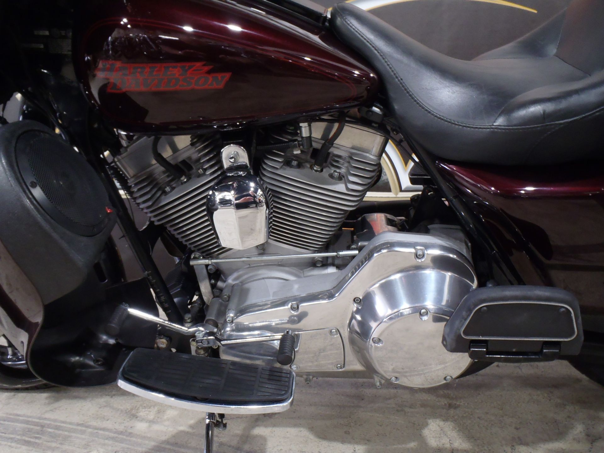 2005 Harley-Davidson FLHT/FLHTI Electra Glide® Standard in South Saint Paul, Minnesota - Photo 15