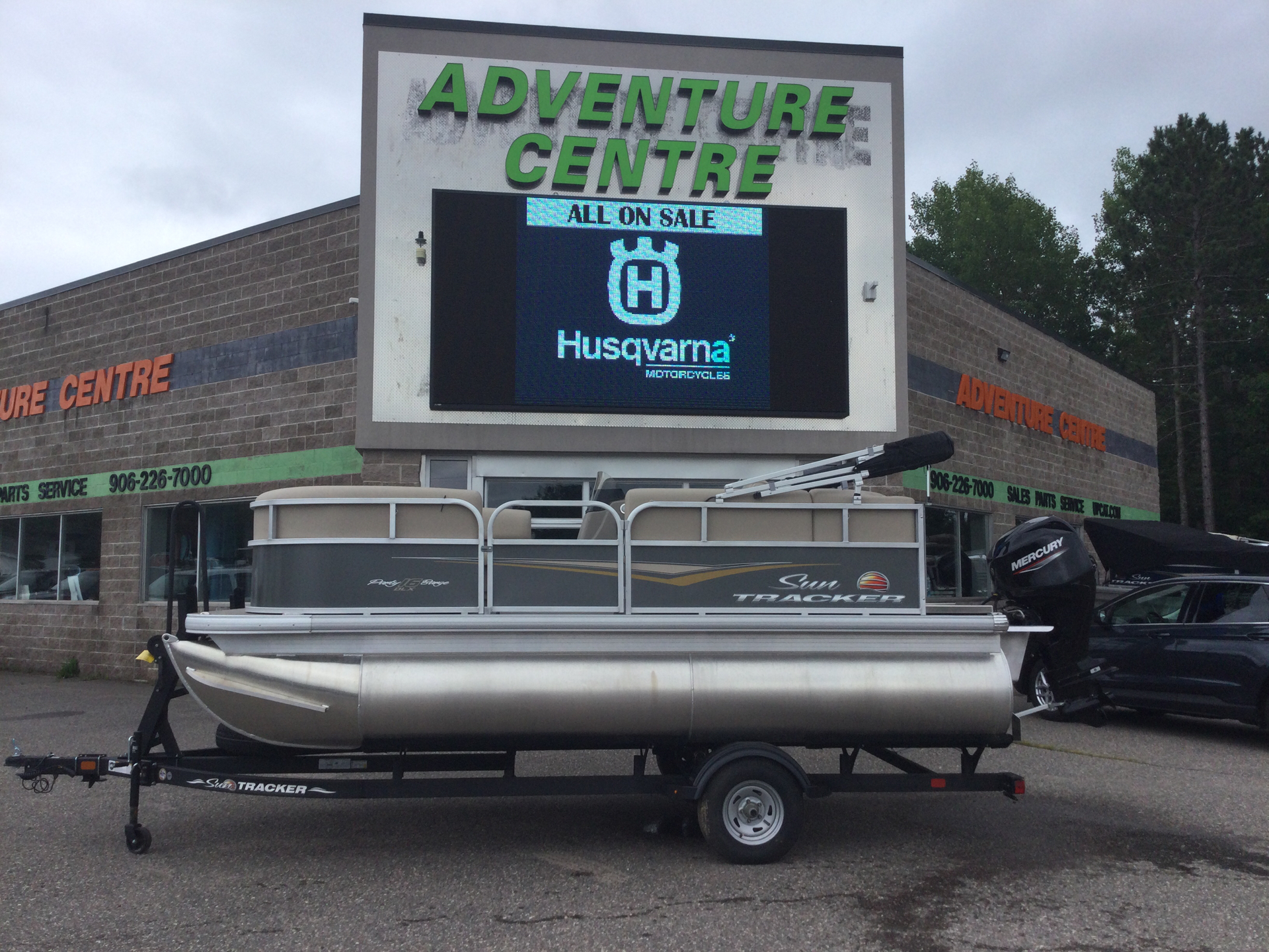 2024 Sun Tracker Party Barge 16 DLX in Marquette, Michigan - Photo 1