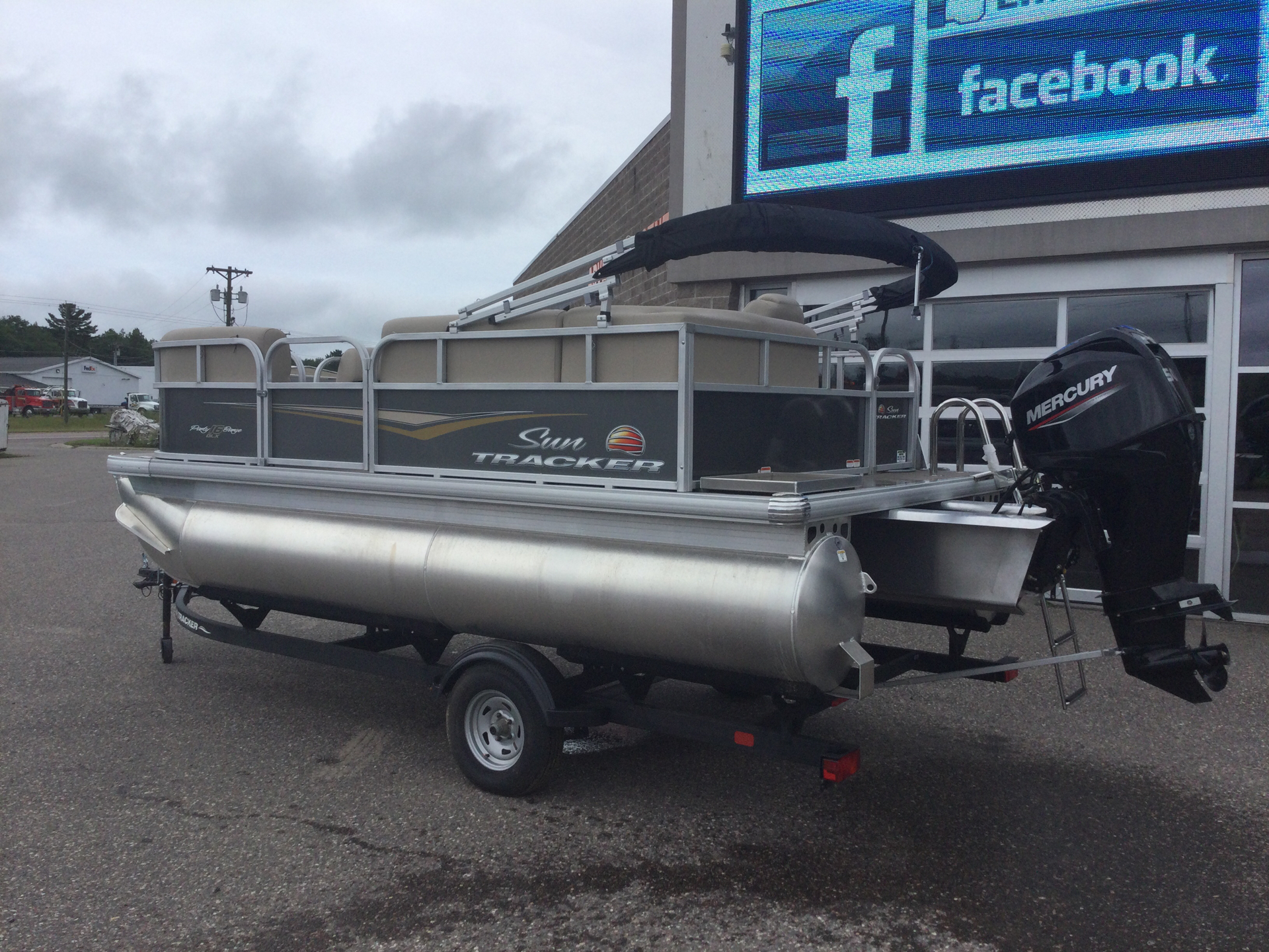 2024 Sun Tracker Party Barge 16 DLX in Marquette, Michigan - Photo 2