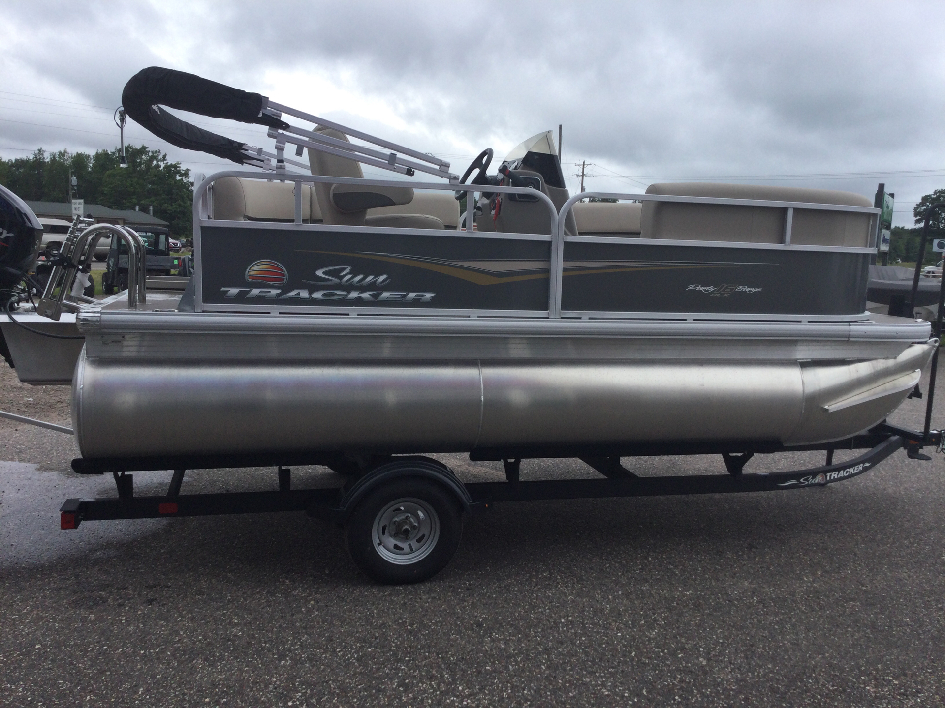 2024 Sun Tracker Party Barge 16 DLX in Marquette, Michigan - Photo 5