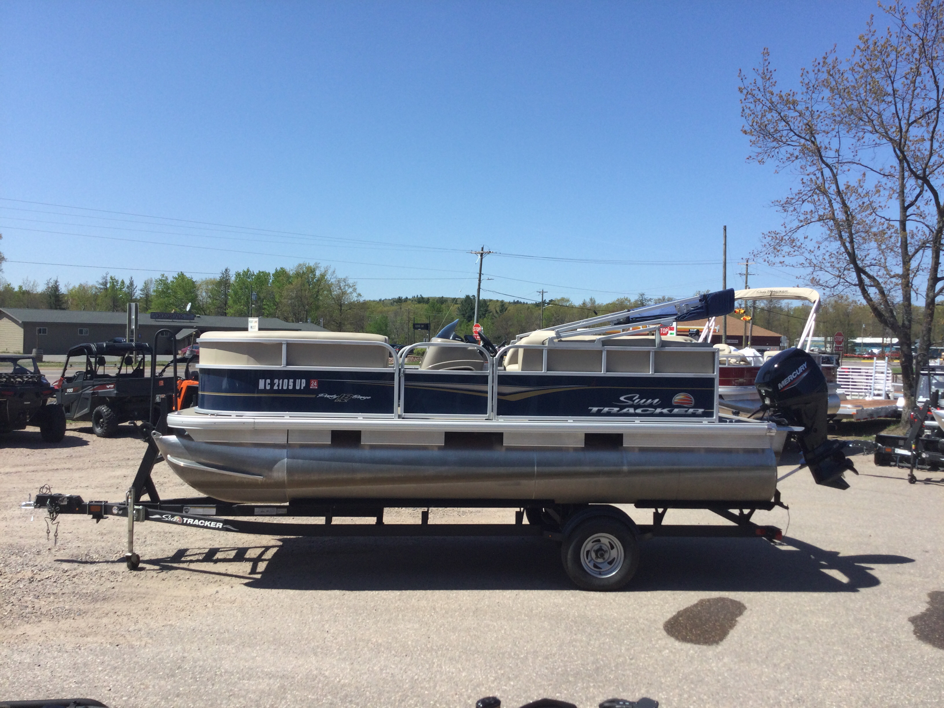 2021 Sun Tracker Party Barge 18 DLX in Marquette, Michigan - Photo 5