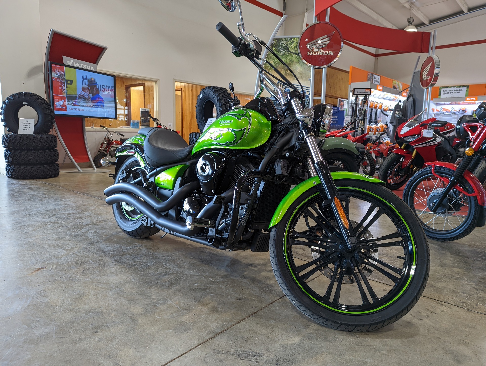 2014 Kawasaki Vulcan® 900 Custom in Winchester, Tennessee - Photo 3