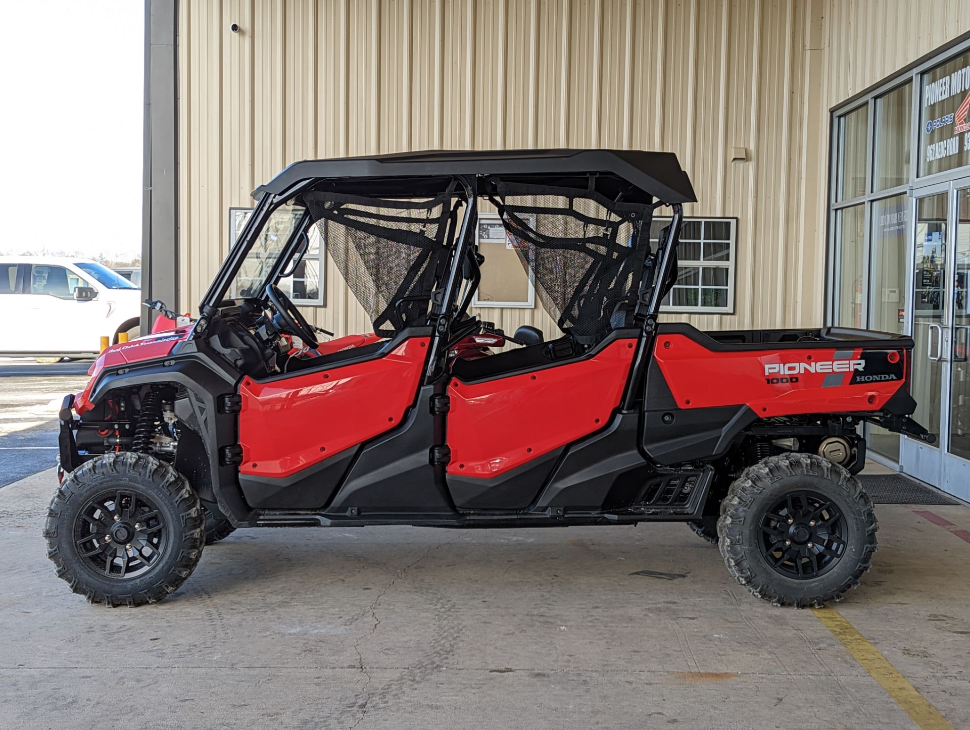 2023 Honda Pioneer 1000-6 Deluxe Crew in Winchester, Tennessee - Photo 2