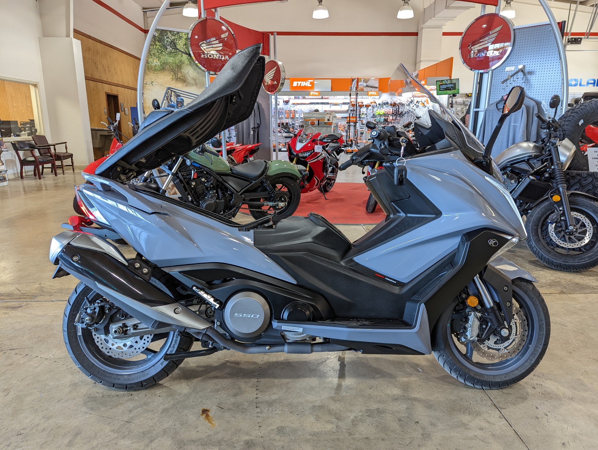 2021 Kymco AK 550 in Winchester, Tennessee - Photo 1