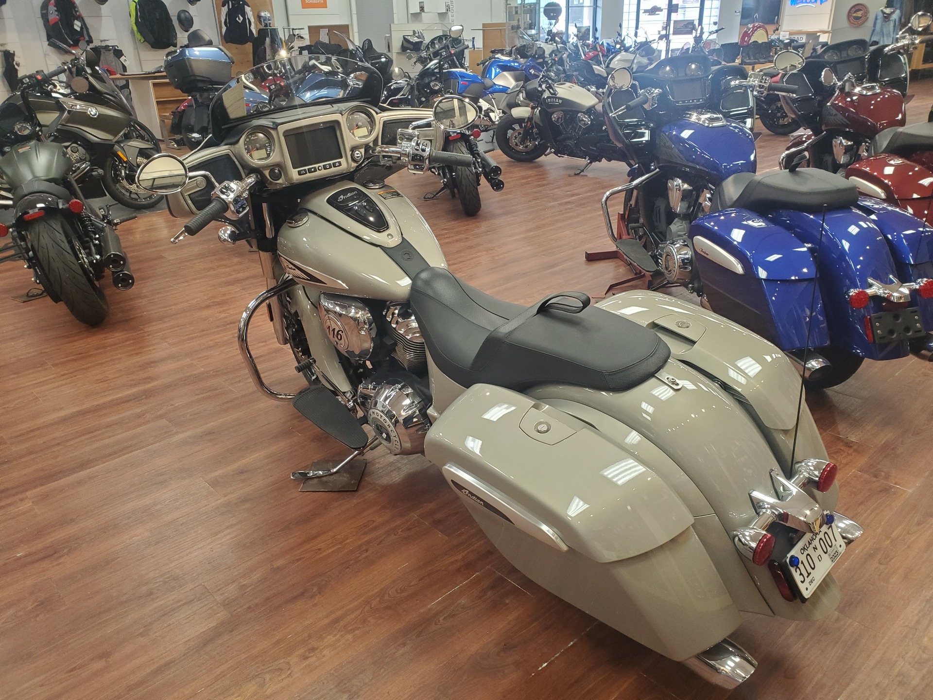 2022 Indian Motorcycle Chieftain® Limited in Broken Arrow, Oklahoma - Photo 2
