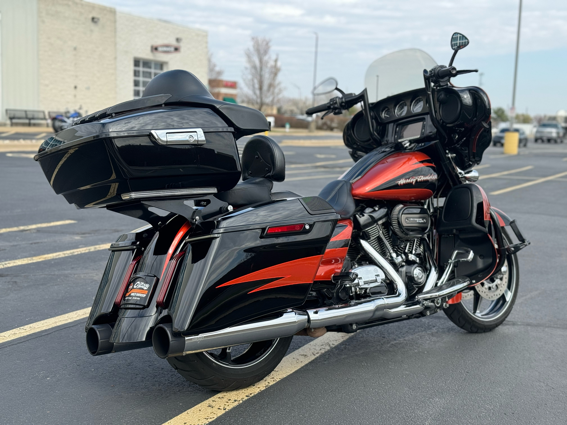 2017 Harley-Davidson CVO™ Street Glide® in Forsyth, Illinois - Photo 3