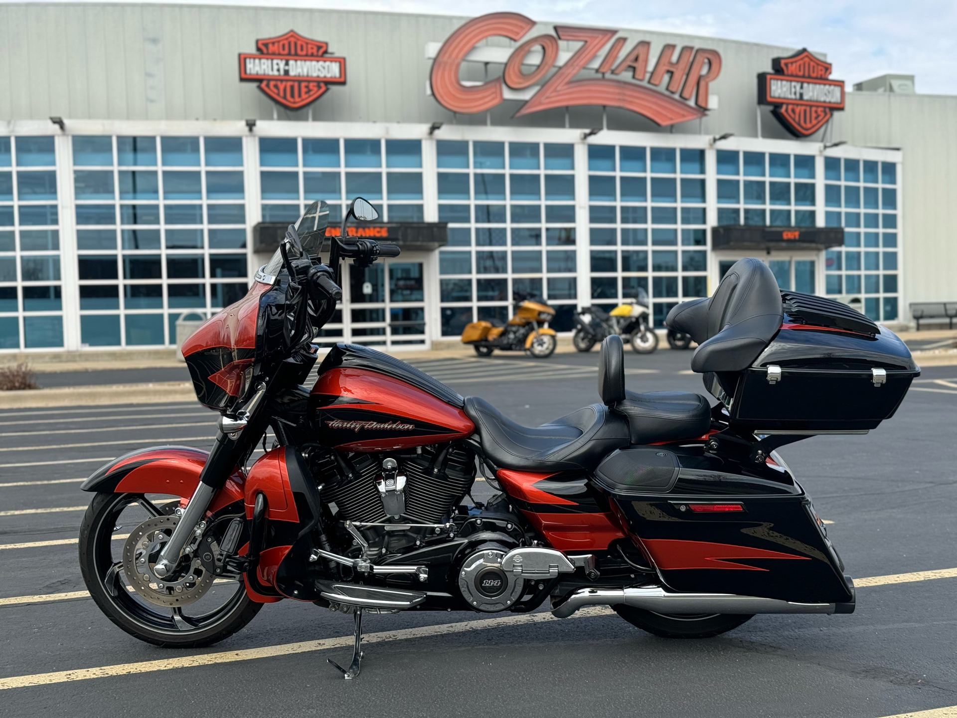 2017 Harley-Davidson CVO™ Street Glide® in Forsyth, Illinois - Photo 4