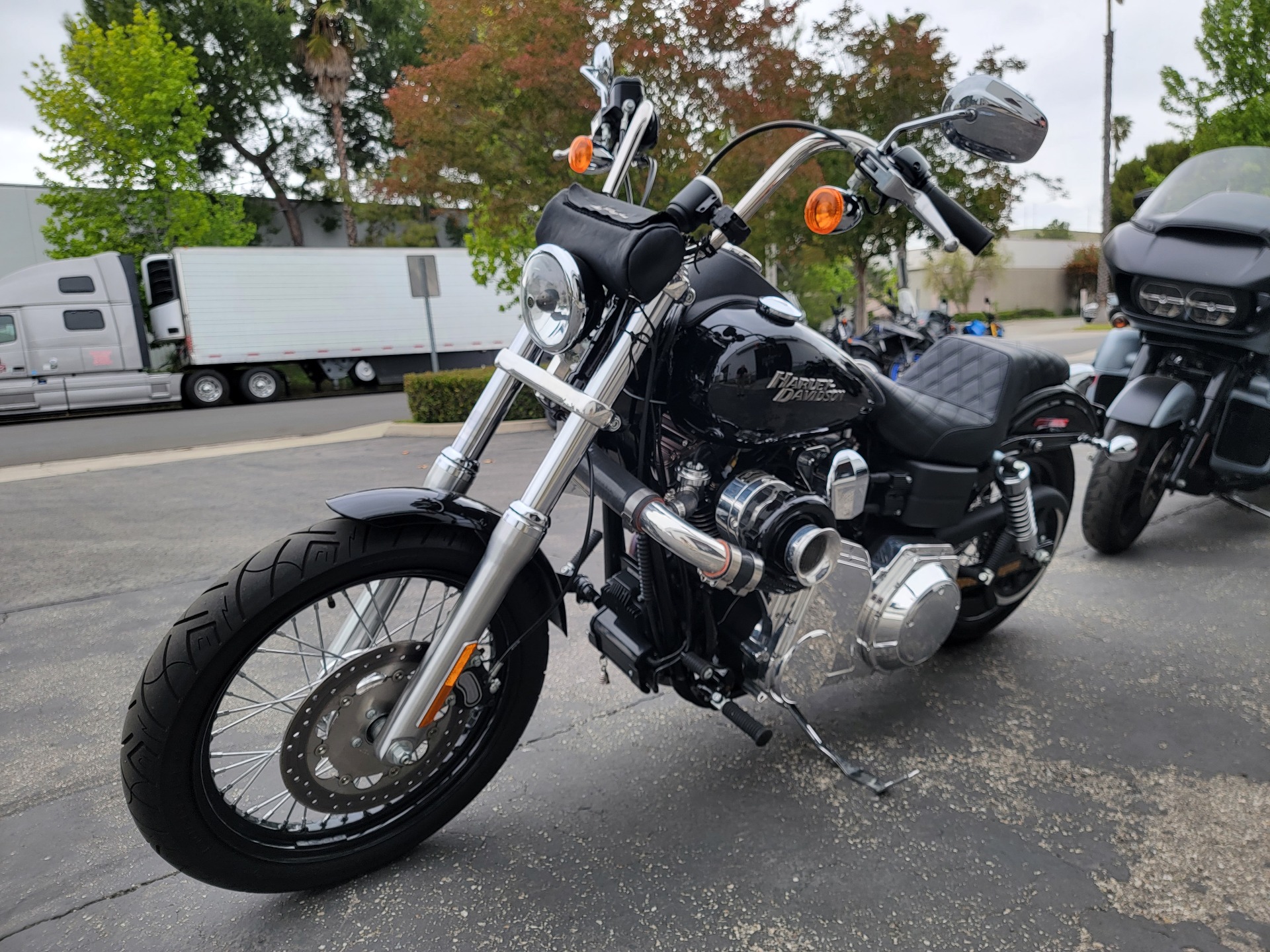 2012 Harley-Davidson Dyna® Street Bob® in Newbury Park, California - Photo 6