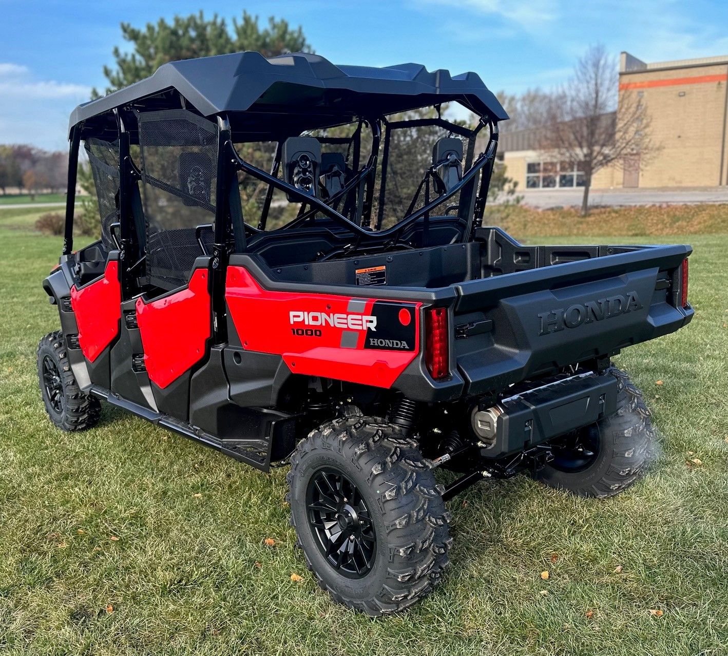 2023 Honda Pioneer 1000-6 Deluxe Crew in Manitowoc, Wisconsin - Photo 6