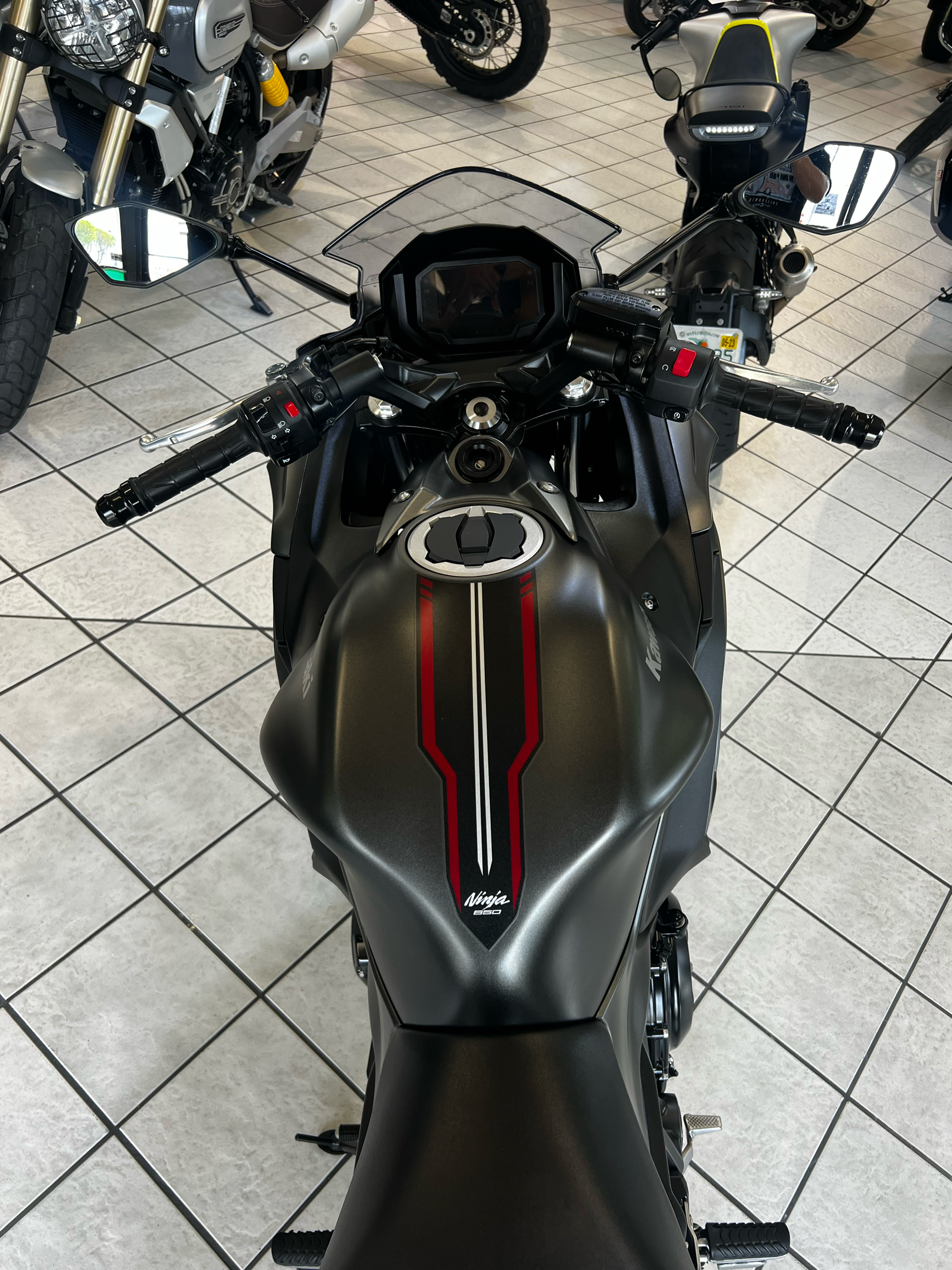 2022 Kawasaki Ninja 650 in Hialeah, Florida - Photo 6