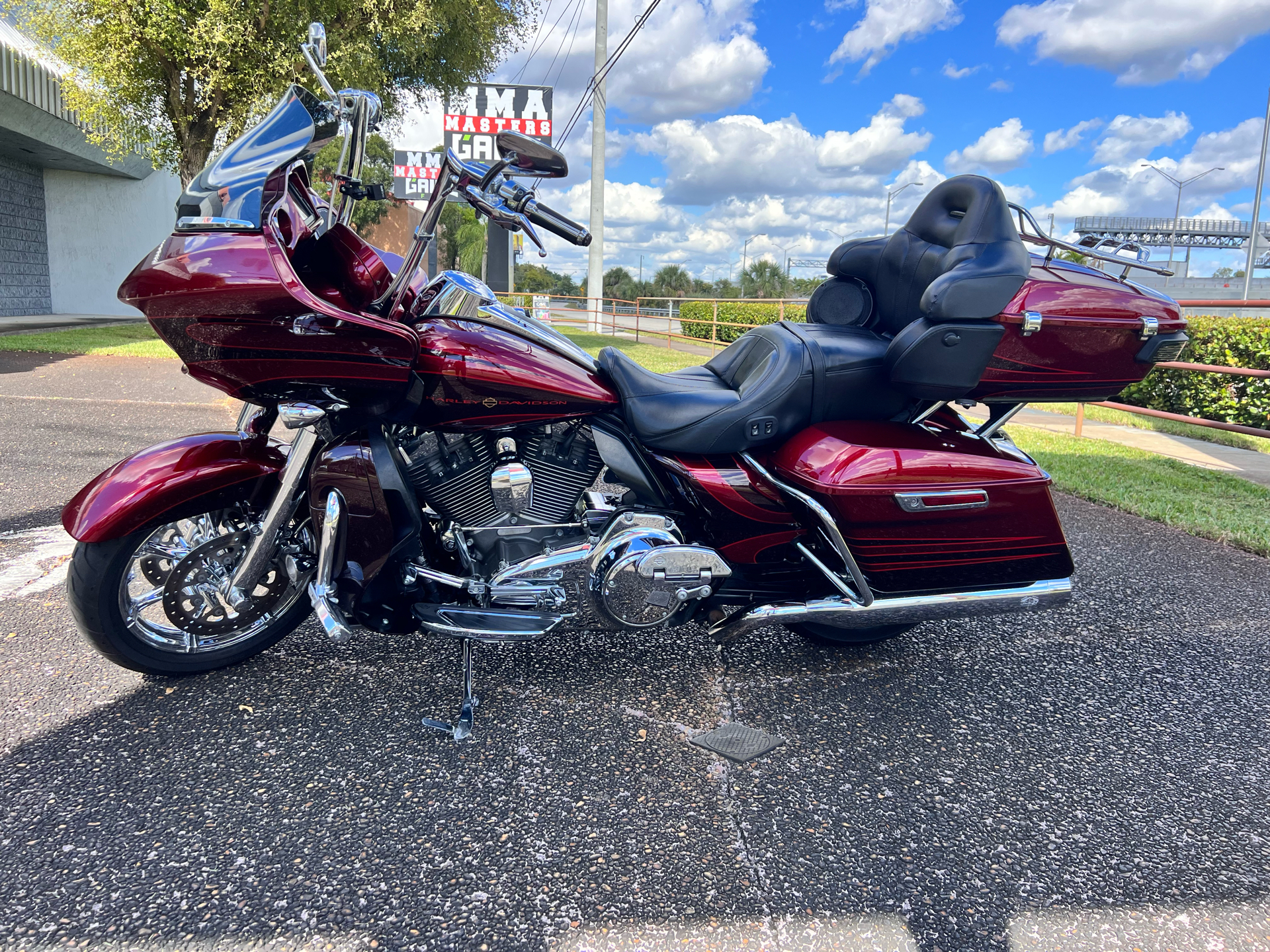 2015 Harley-Davidson CVO™ Road Glide® Ultra in Hialeah, Florida - Photo 21