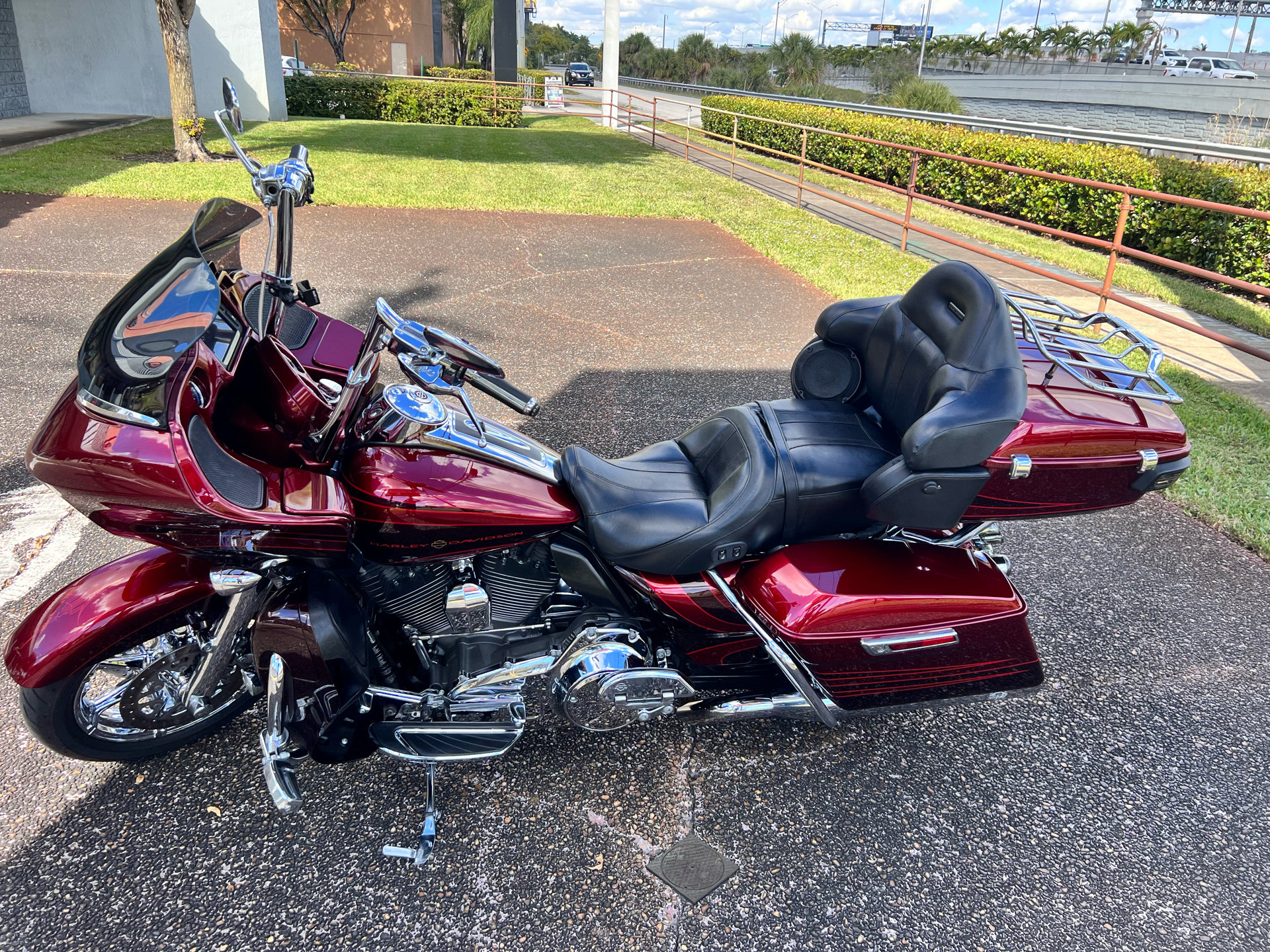 2015 Harley-Davidson CVO™ Road Glide® Ultra in Hialeah, Florida - Photo 22