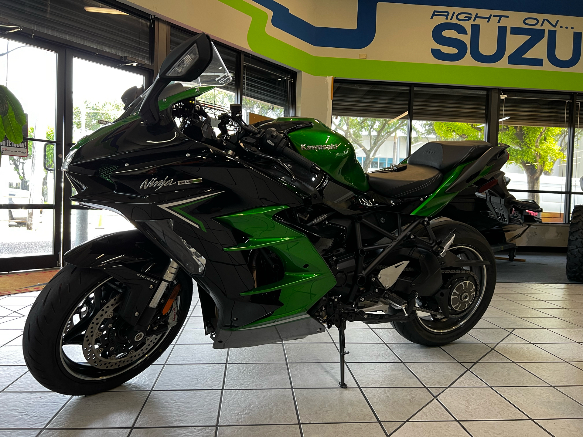 2023 Kawasaki Ninja H2 SX SE in Hialeah, Florida - Photo 5