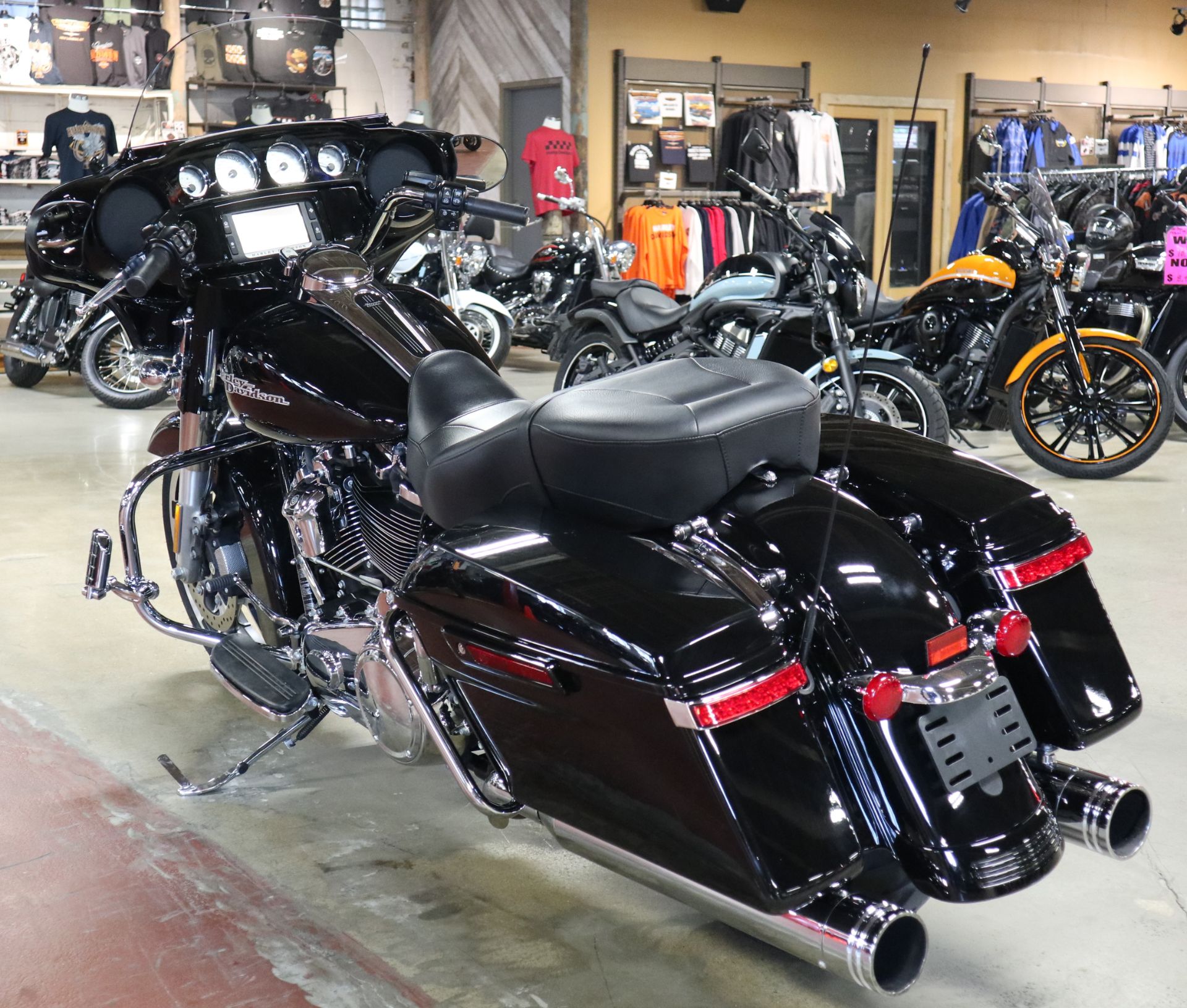 2017 Harley-Davidson Street Glide® Special in New London, Connecticut - Photo 6