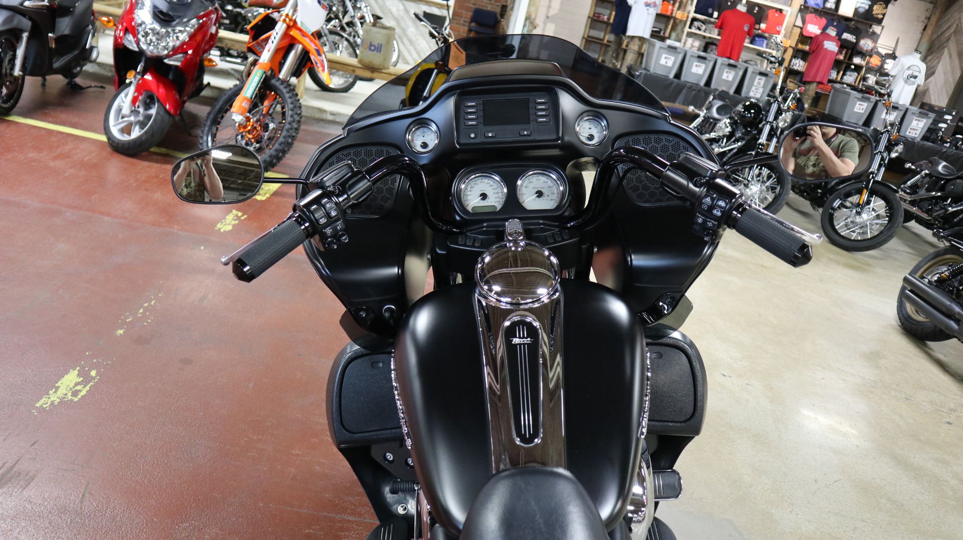 2015 Harley-Davidson Road Glide® in New London, Connecticut - Photo 10