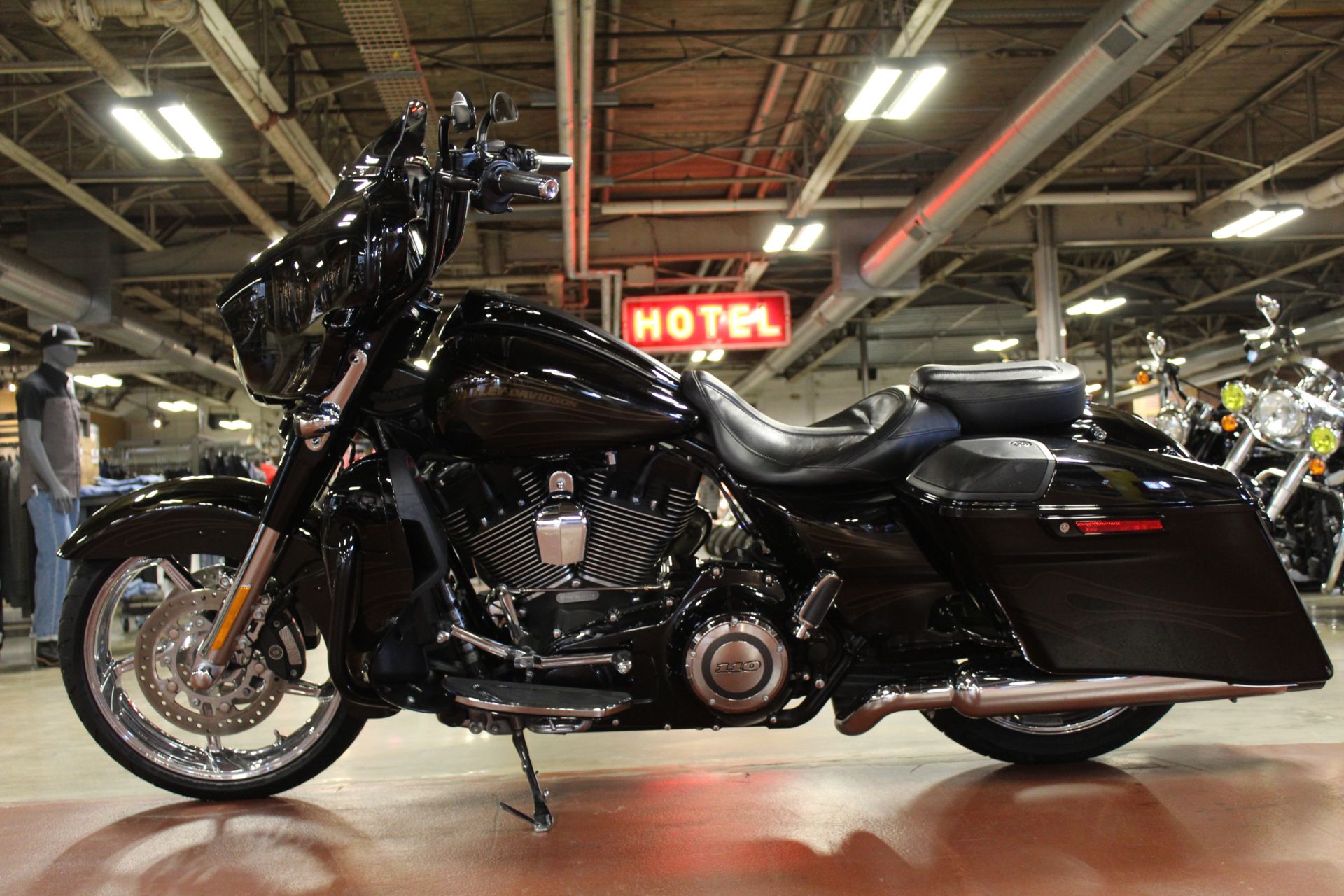 2015 Harley-Davidson CVO™ Street Glide® in New London, Connecticut - Photo 5