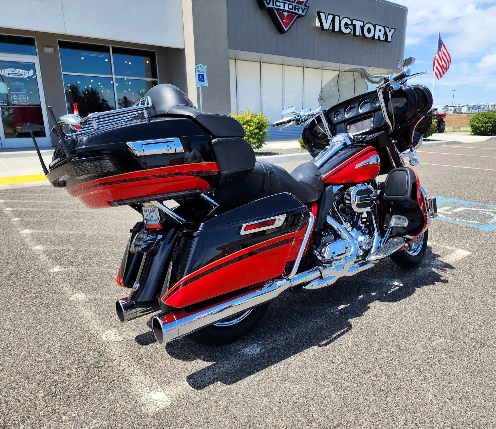 2016 Harley-Davidson CVO™ Limited in Pasco, Washington - Photo 2