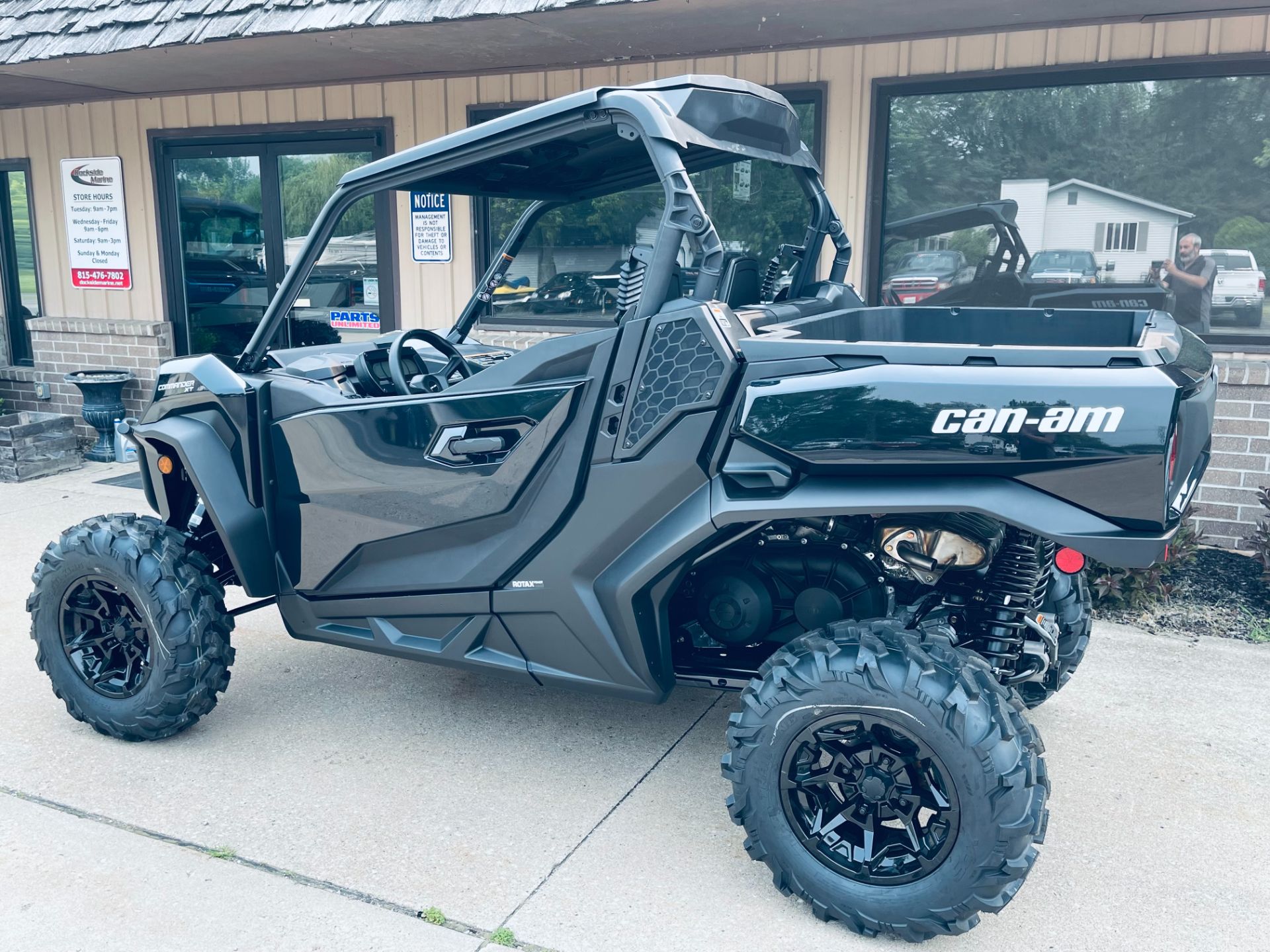 2023 Can-Am Commander XT 700 in Wilmington, Illinois - Photo 5