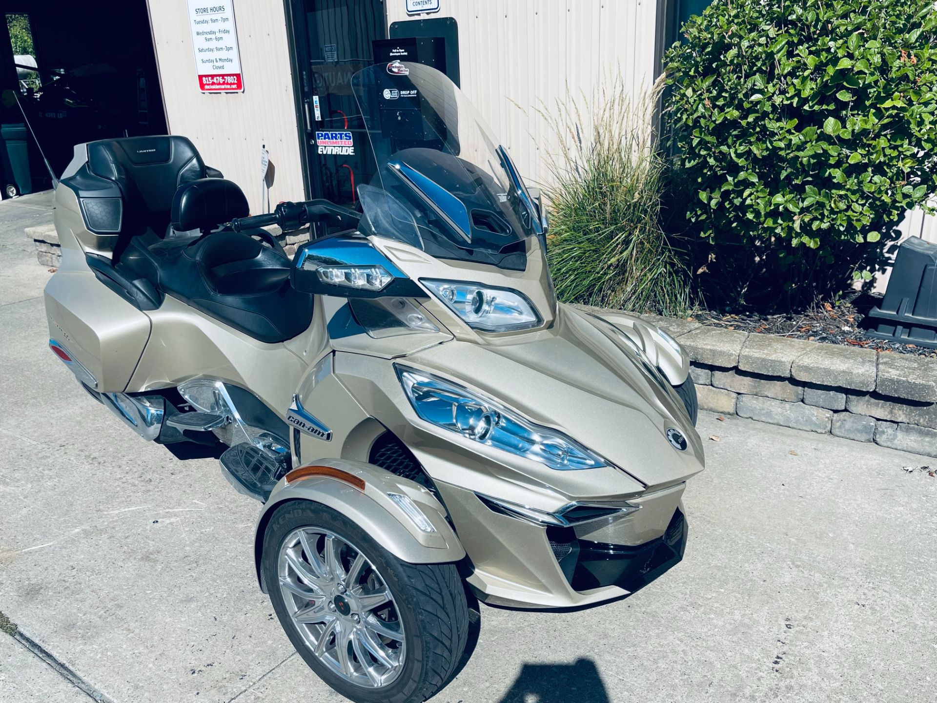 2017 Can-Am Spyder RT Limited in Wilmington, Illinois - Photo 2