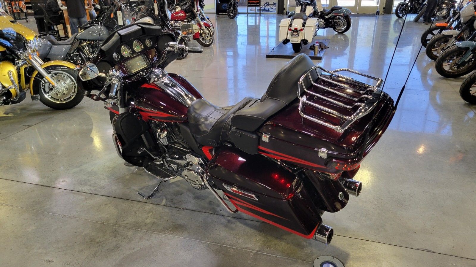 2017 Harley-Davidson CVO™ Limited in Las Vegas, Nevada - Photo 8