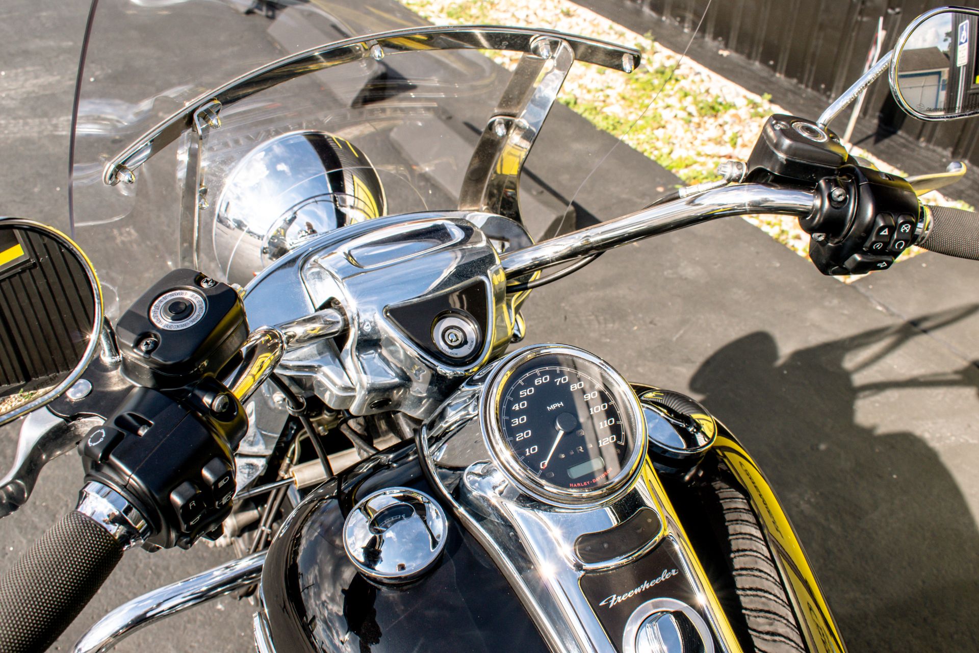 2015 Harley-Davidson Freewheeler™ in Jacksonville, Florida - Photo 22