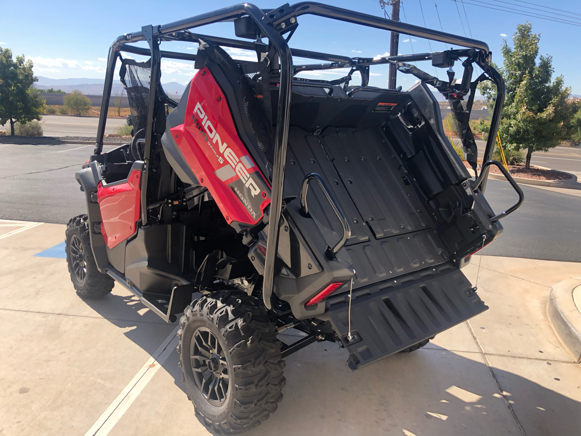 2024 Honda Pioneer 1000-5 Deluxe in Saint George, Utah - Photo 9