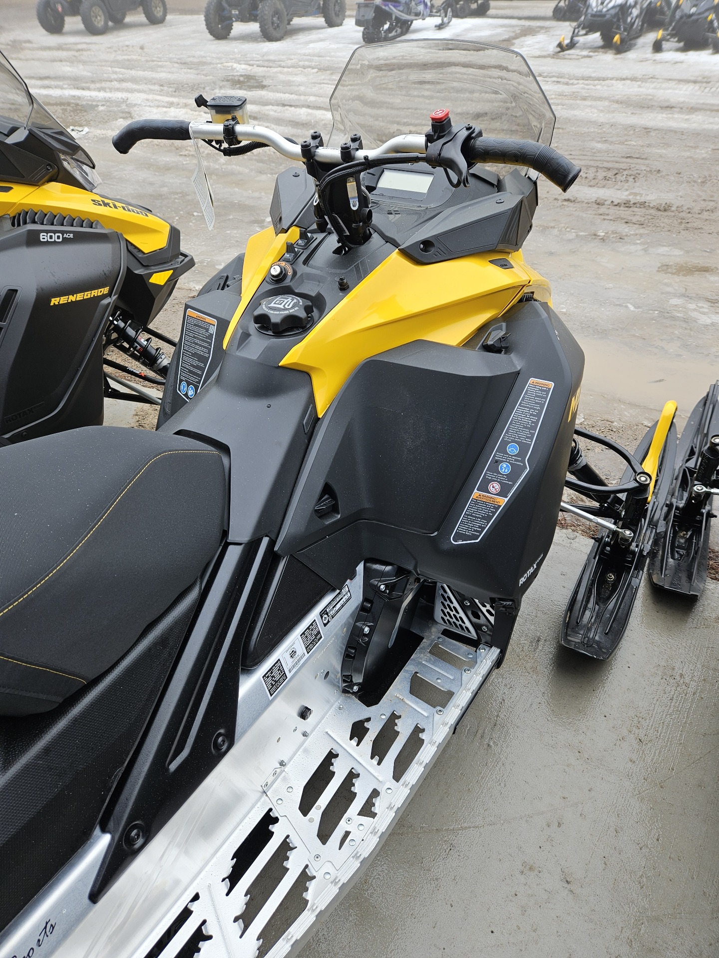 2024 Ski-Doo MXZ Sport 137 600 EFI ES RipSaw 1.25 in Munising, Michigan - Photo 2