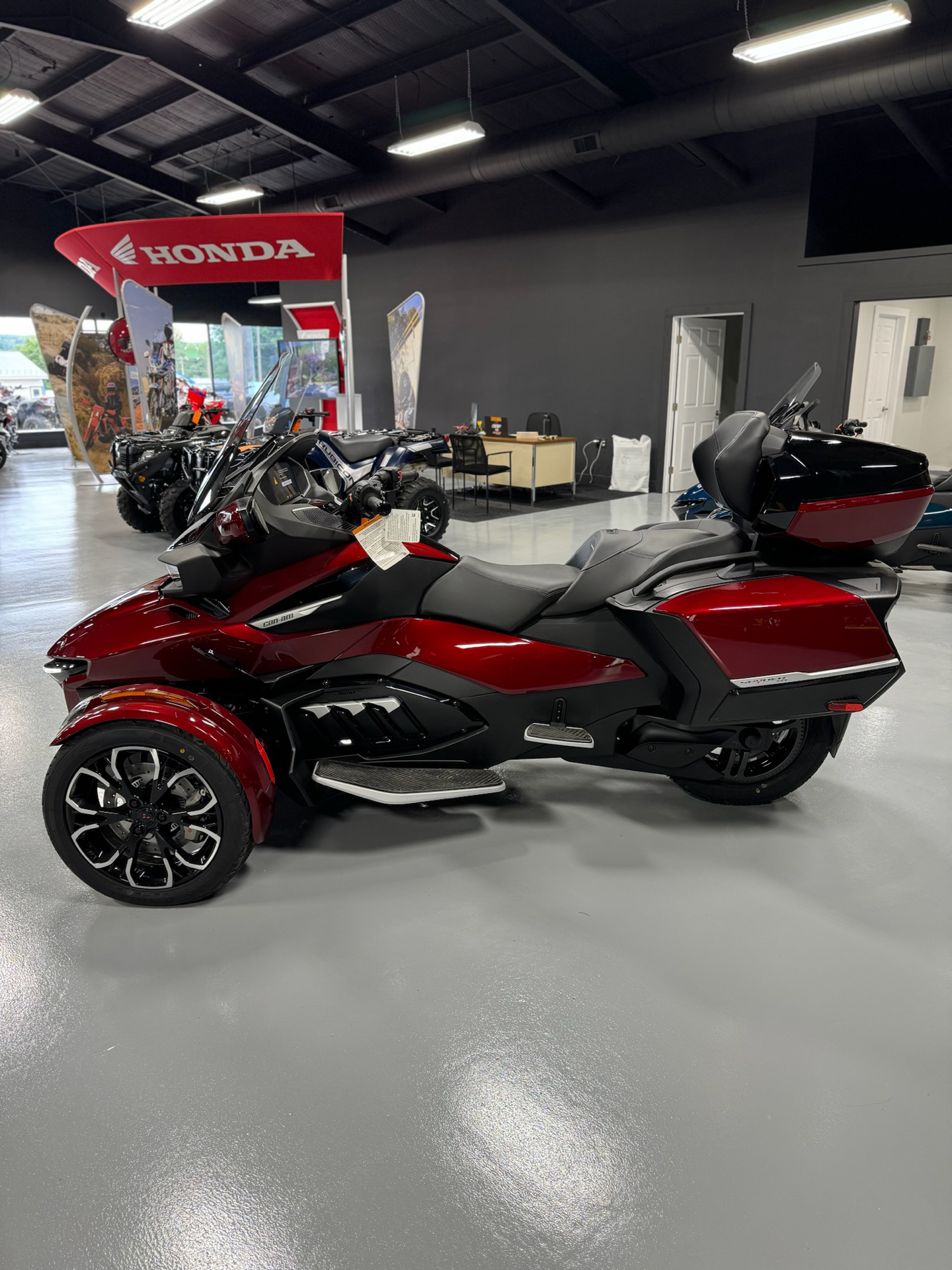 2024 Can-Am Spyder RT Limited in Corry, Pennsylvania - Photo 2