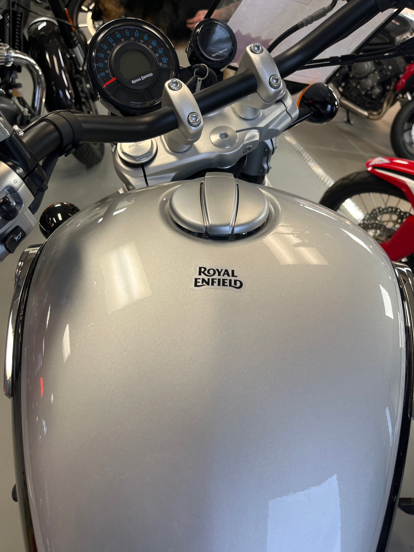 2024 Royal Enfield Super Meteor 650 in Fort Wayne, Indiana - Photo 8